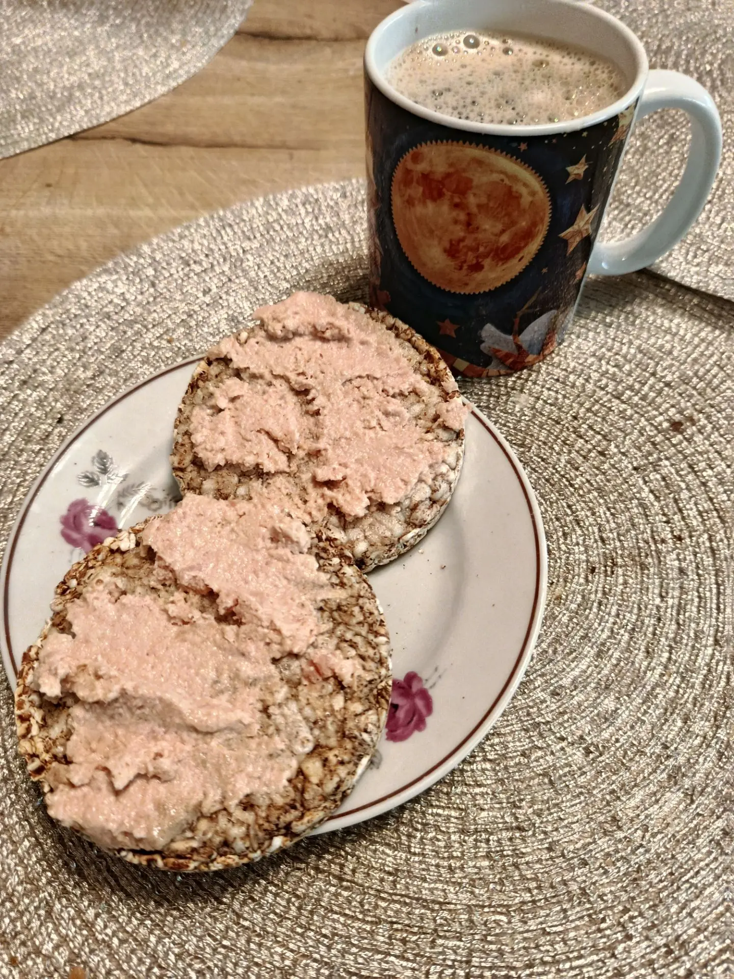 Чай с хлебцами и паштетом из рыбы