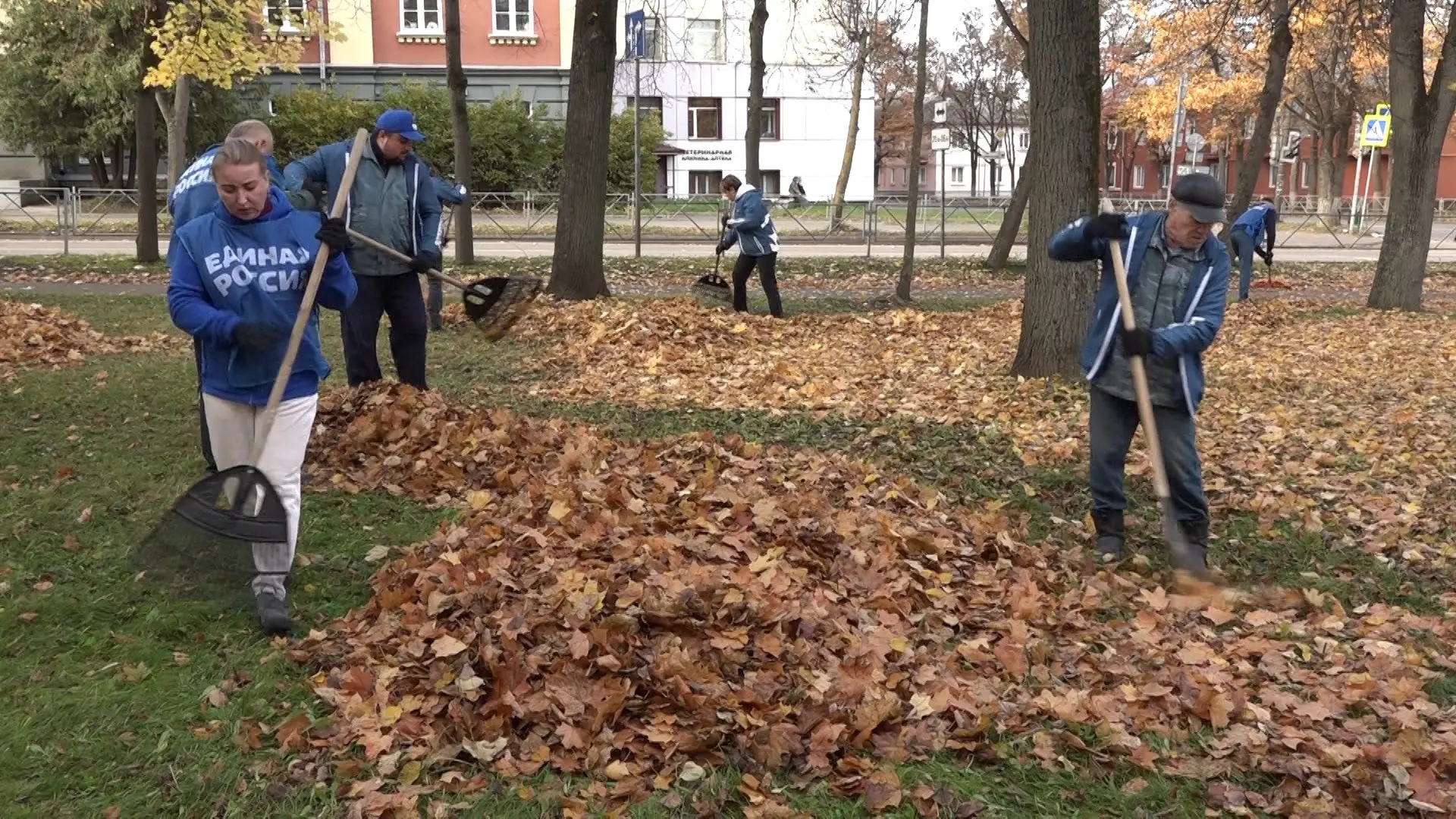 Великолучане навели порядок в сквере у памятника Виноградову