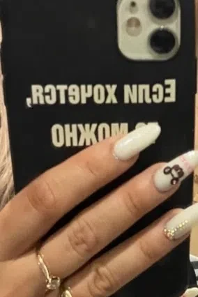 Был утерян айфон 11 белого цвета, чехол чёрного цвета, надпись белая если хочется то мо...