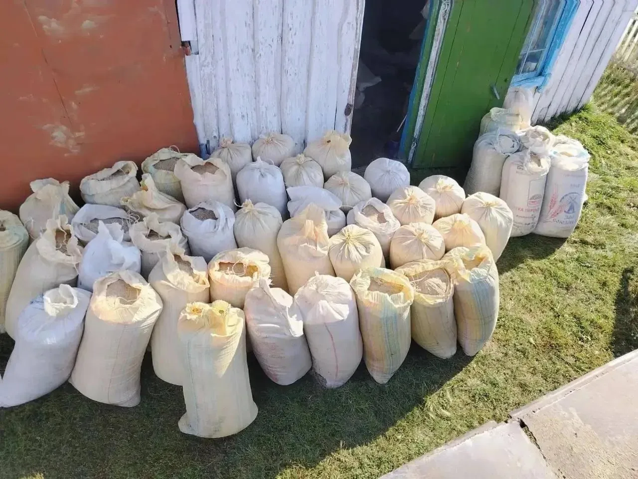 🌾 В Омской области скотник украл две тонны зерна, оставив животных без корма