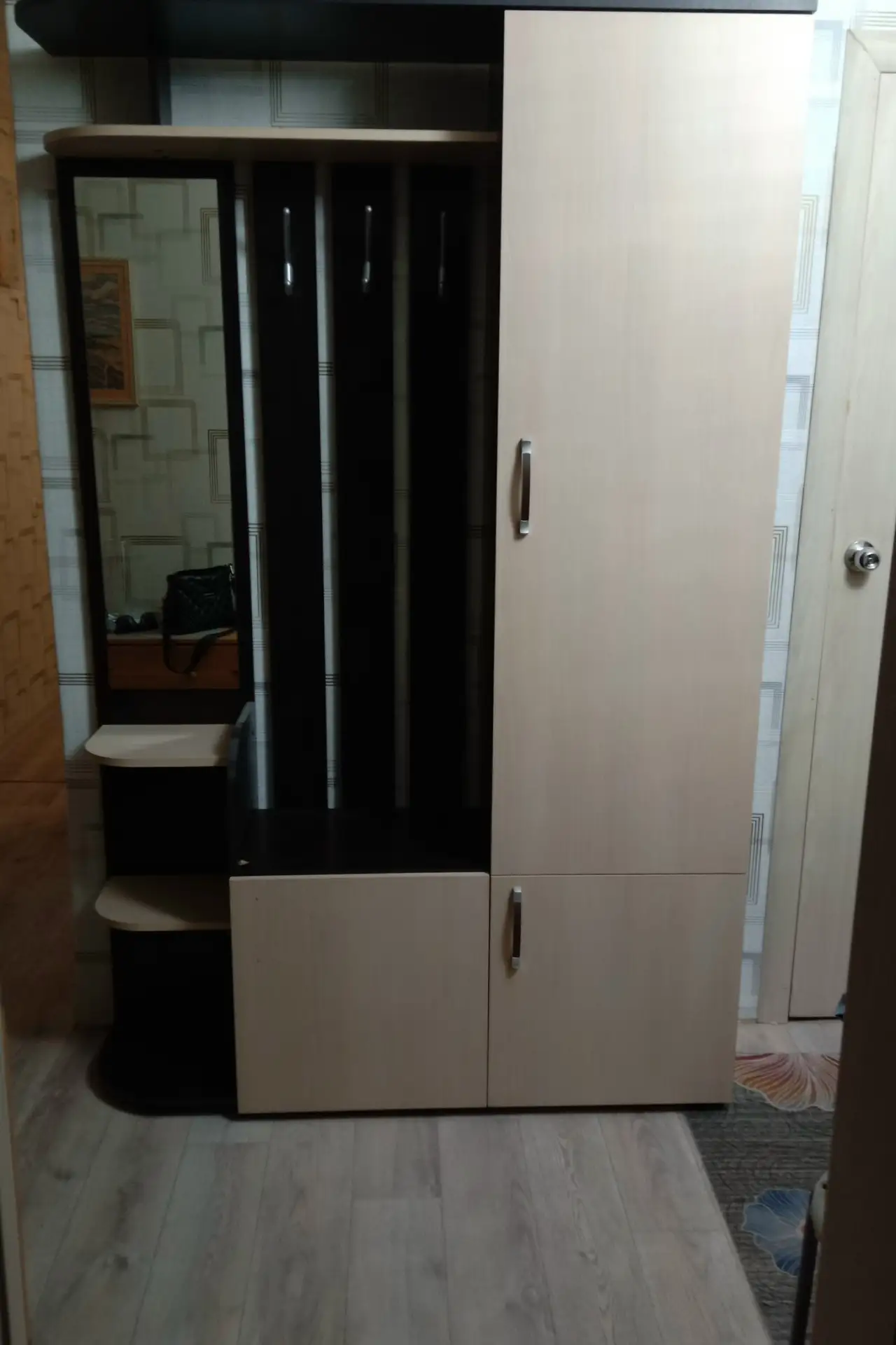 Отдаю даром шкаф в прихожую, б/у. Есть незначительный износ (на фото), на эксплуатацию ...