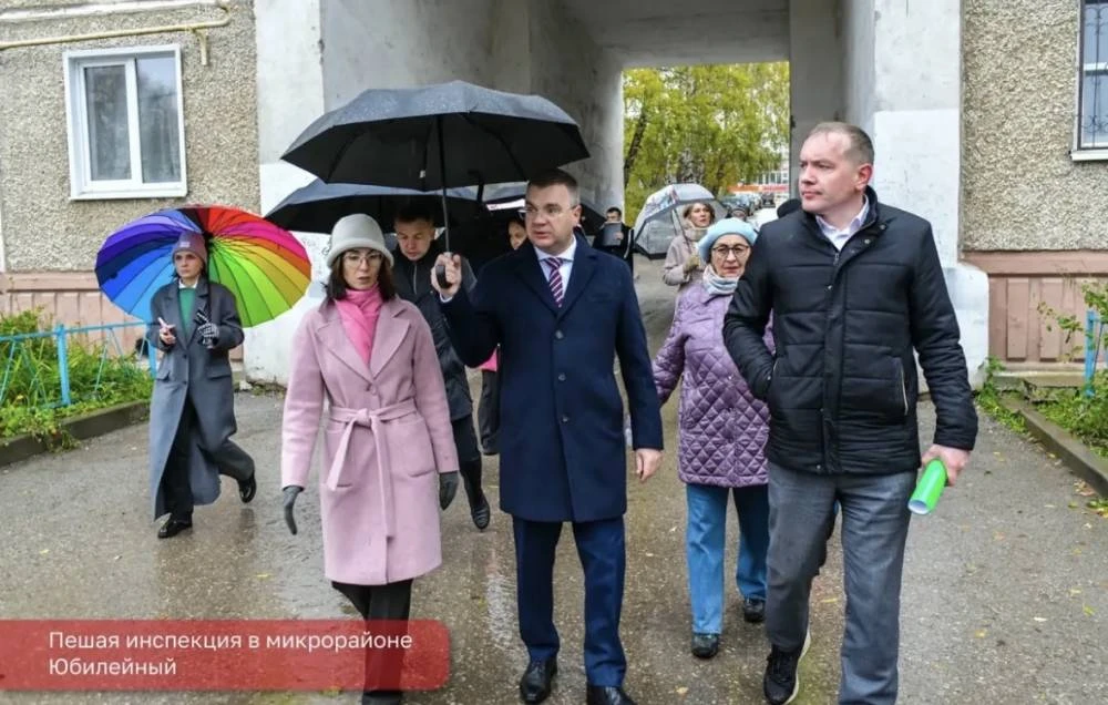 Глава города Эдуард Соснин провел проверку в микрорайоне Юбилейный Свердловского района...
