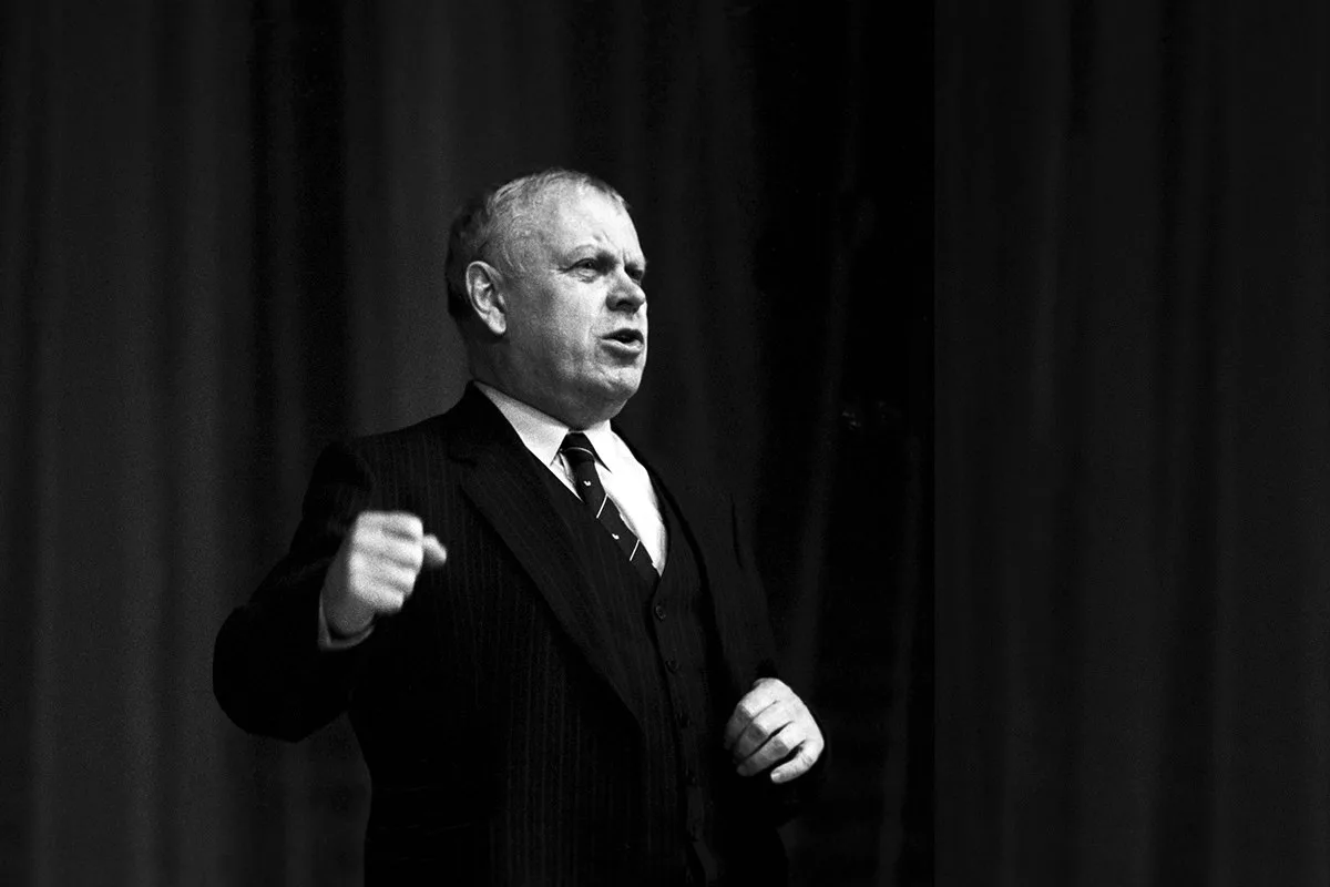 "Всякая красота есть власть, и власть непреложная, безоговорочная, повергающая к ногам ...