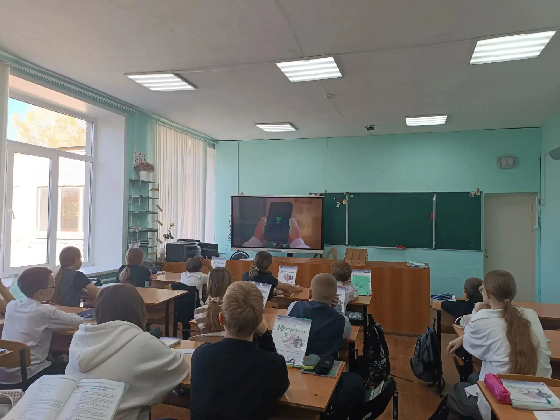 Сегодня обучающиеся 6г класса посмотрели анимационный короткометражный фильм «Код красн...