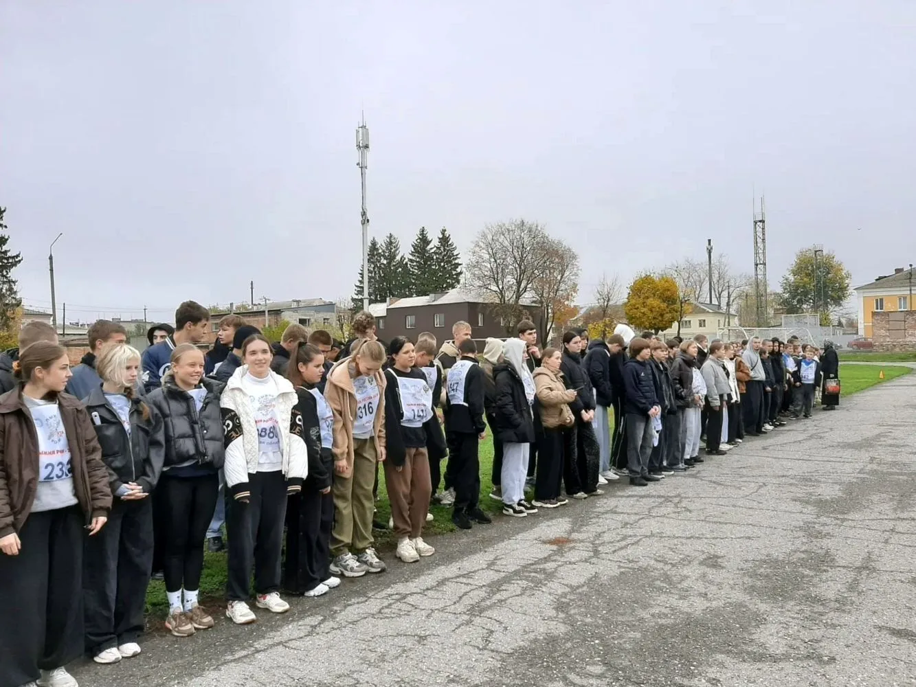 На городском стадионе сегодня прошли соревнования по лёгкой атлетике среди школьных спо...