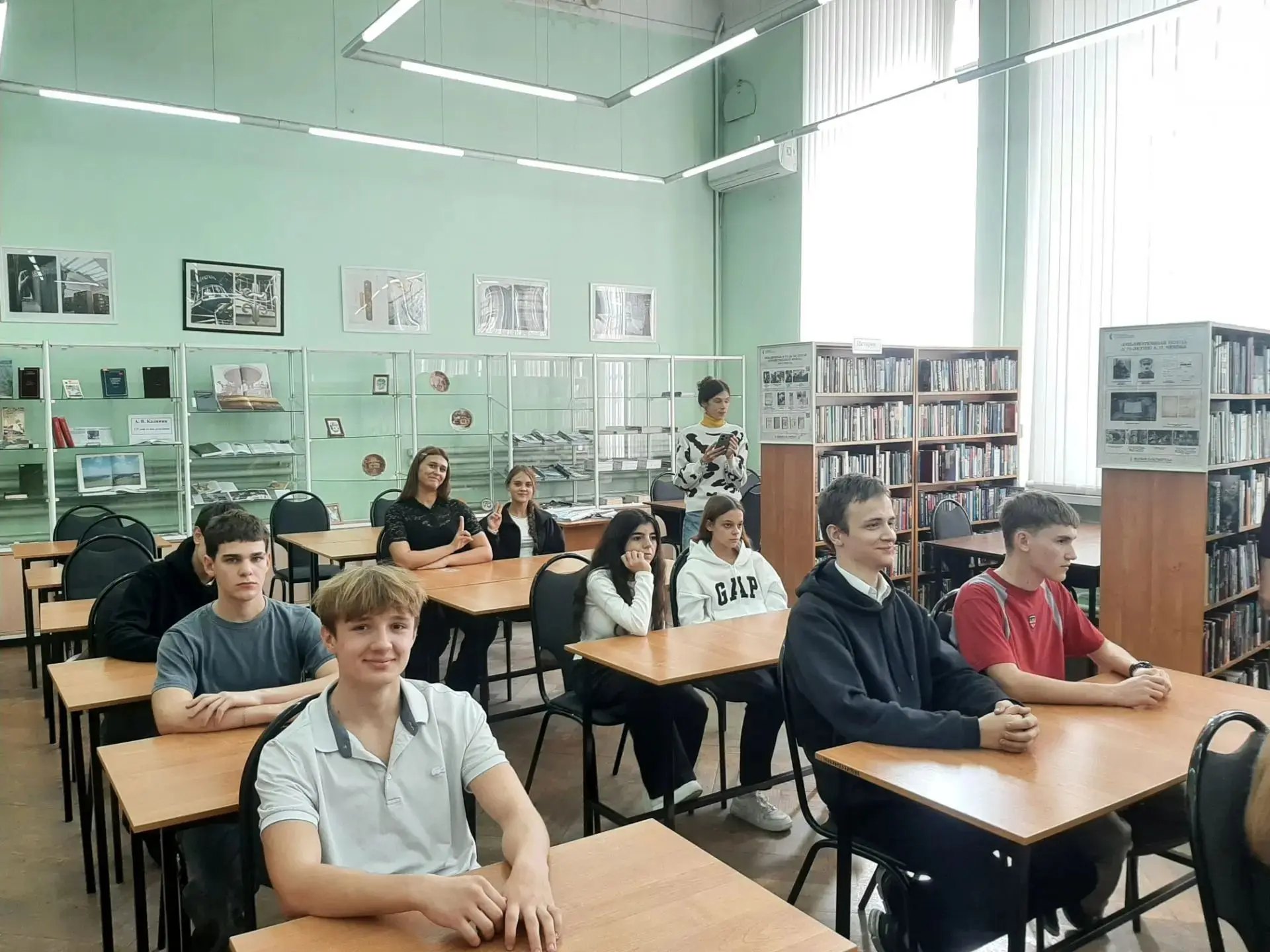 Сегодня 10 А посетил библиотеку имени А.П. Чехова.Нас ждали сотрудницы библиотеки, расс...
