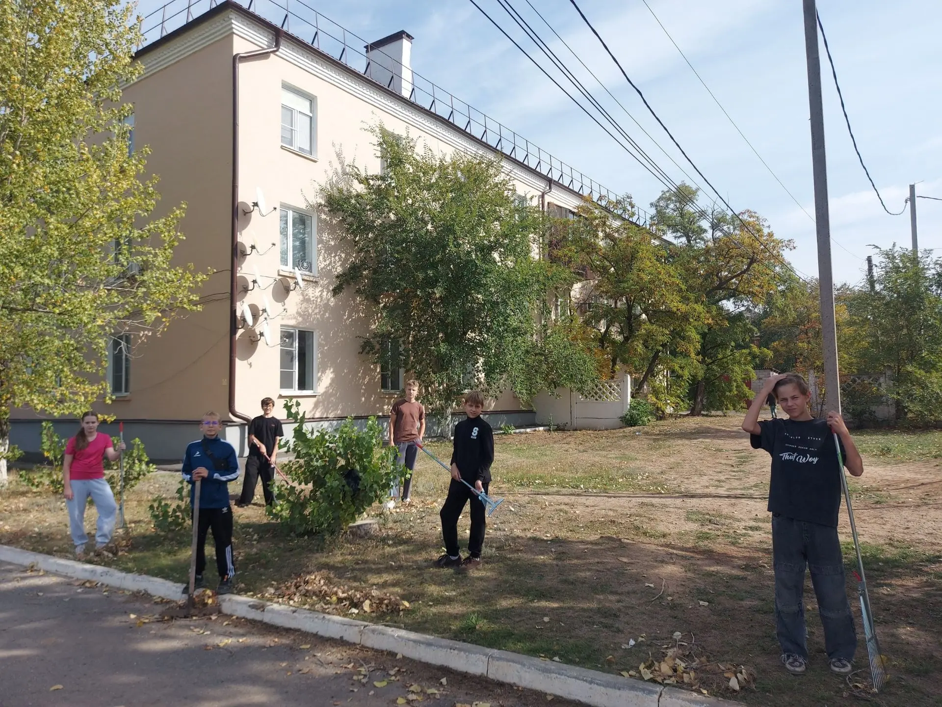 Учебную неделю мы завершили осенним субботником  по уборке пришкольной территории в рам...