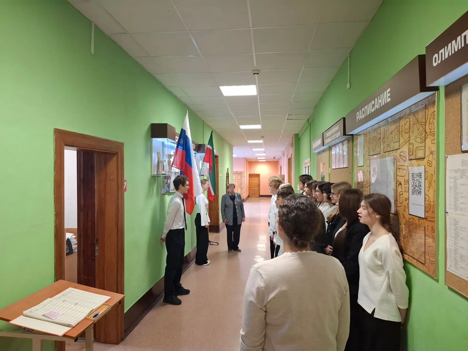 Новая учебная неделя открылась поднятием флагов и исполнением гимнов РФ и РТ. Участие с...