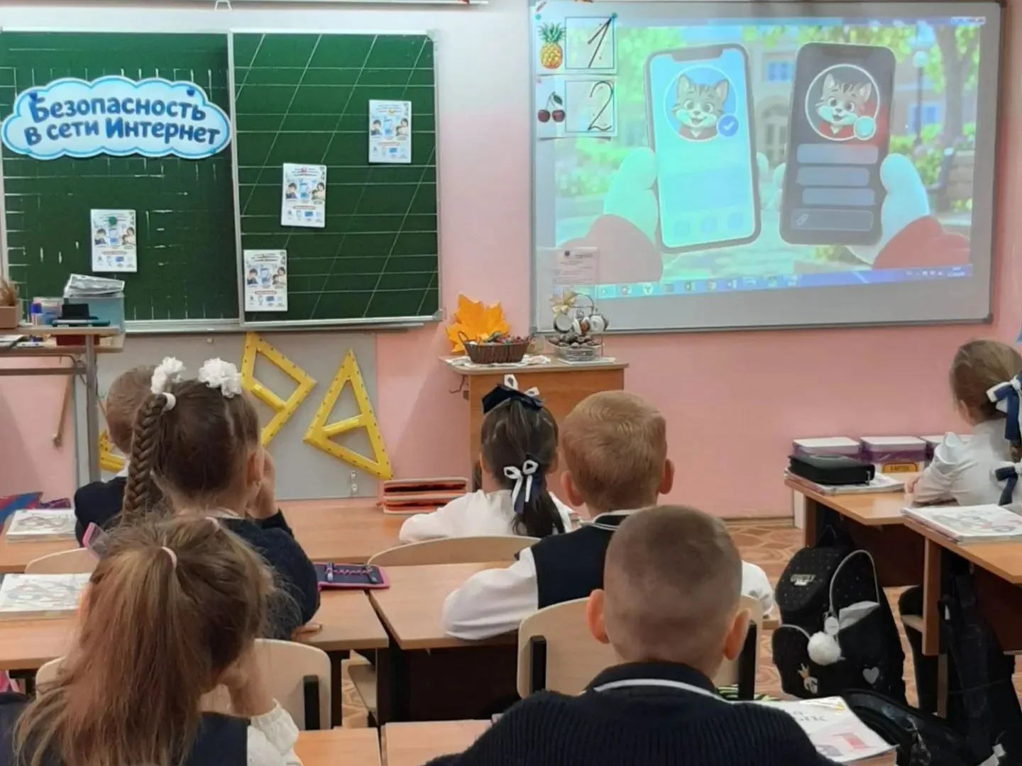 Отдохнувшие после каникул по традиции начинаем новую учебную неделю под звуки Государст...