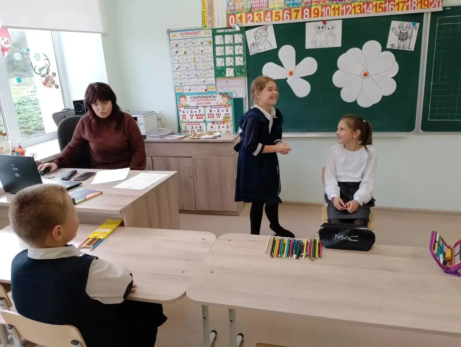 Сегодня для учащихся начальных классов в нашей школе прошел классный час, посвящённый Д...