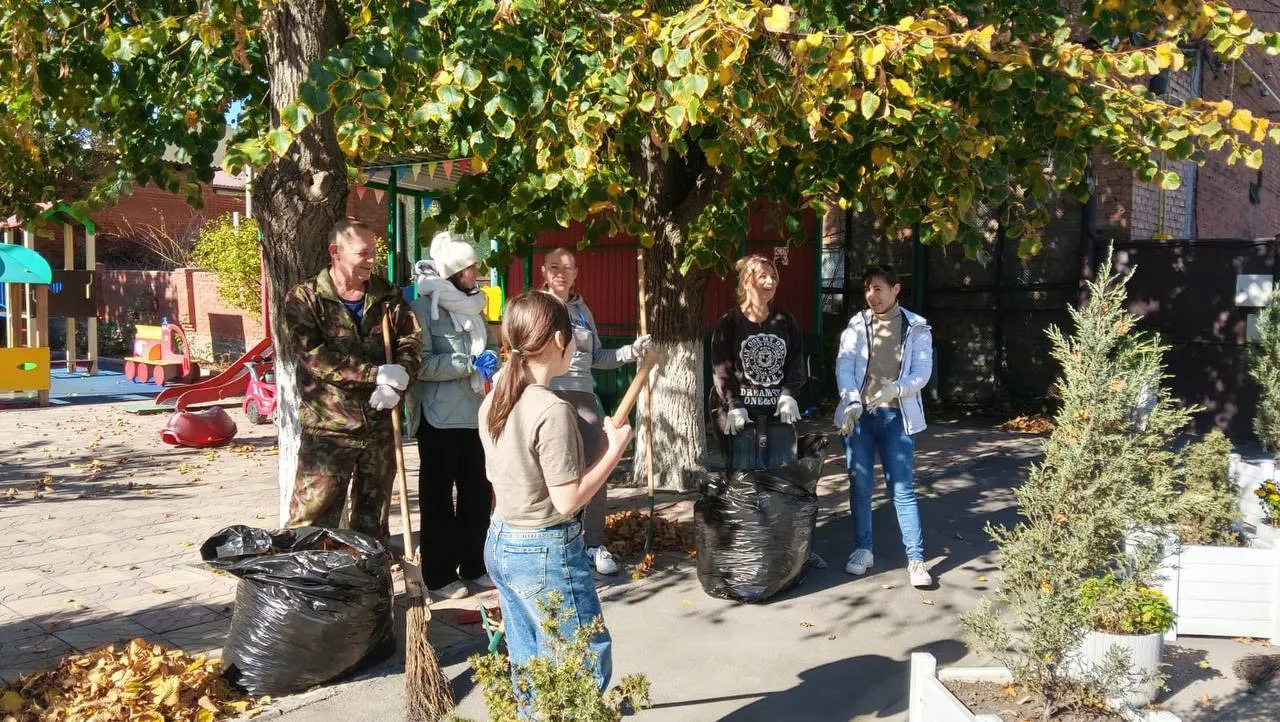 🍃Сегодня, 10 октября ,сотрудники нашего учреждения в рамках «Месячника чистоты» принял...
