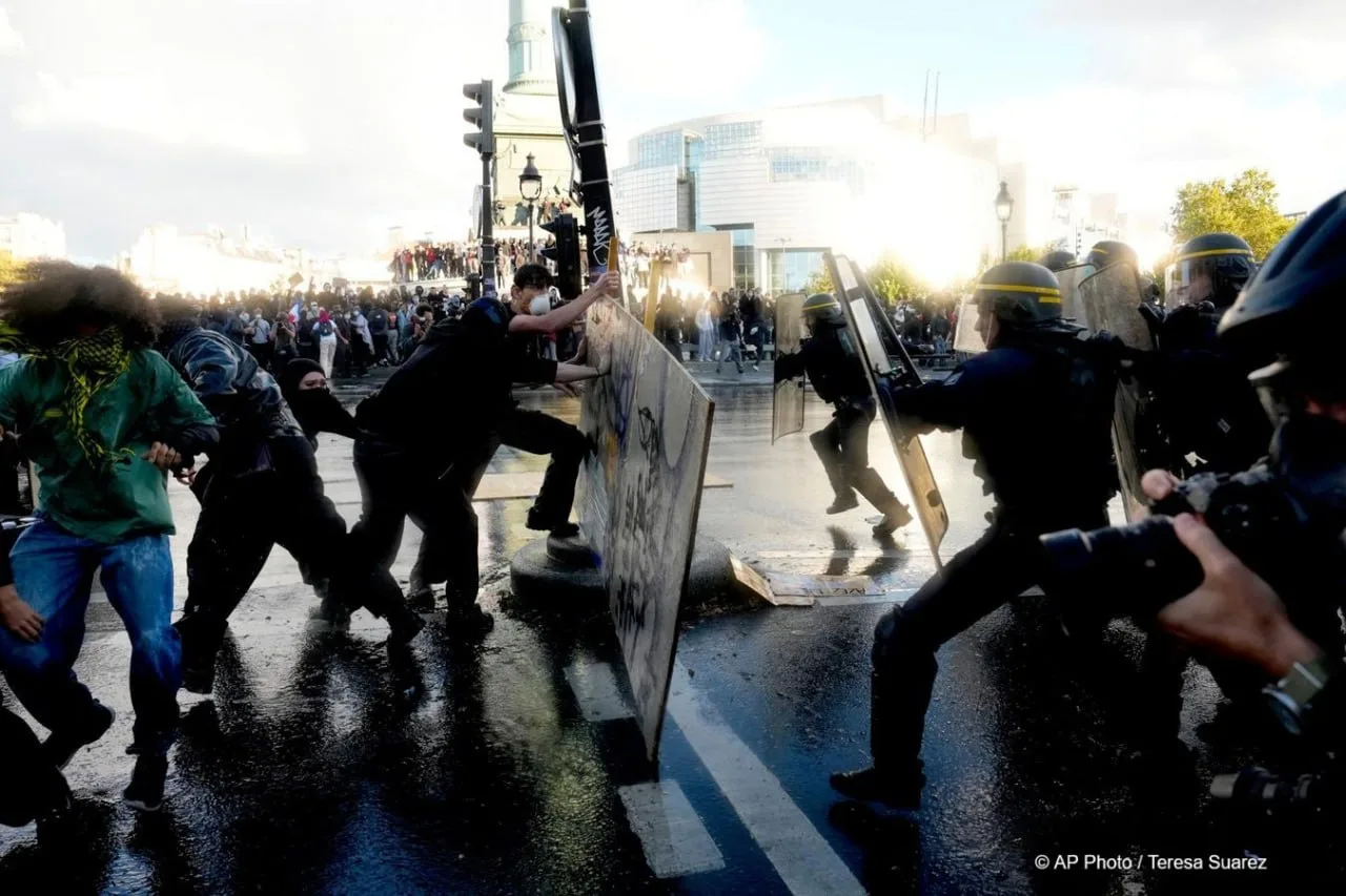 Почти 8000 человек задержали во Франции за время протестов старшеклассников, среди них ...