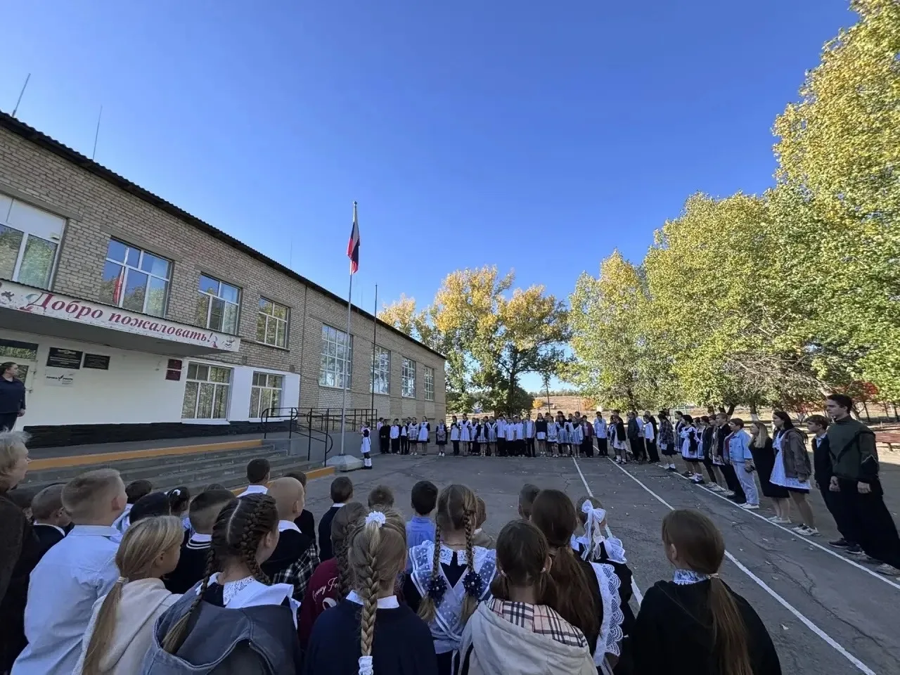 Утро понедельника в школе традиционно началось с торжественной линейки, церемонии подня...
