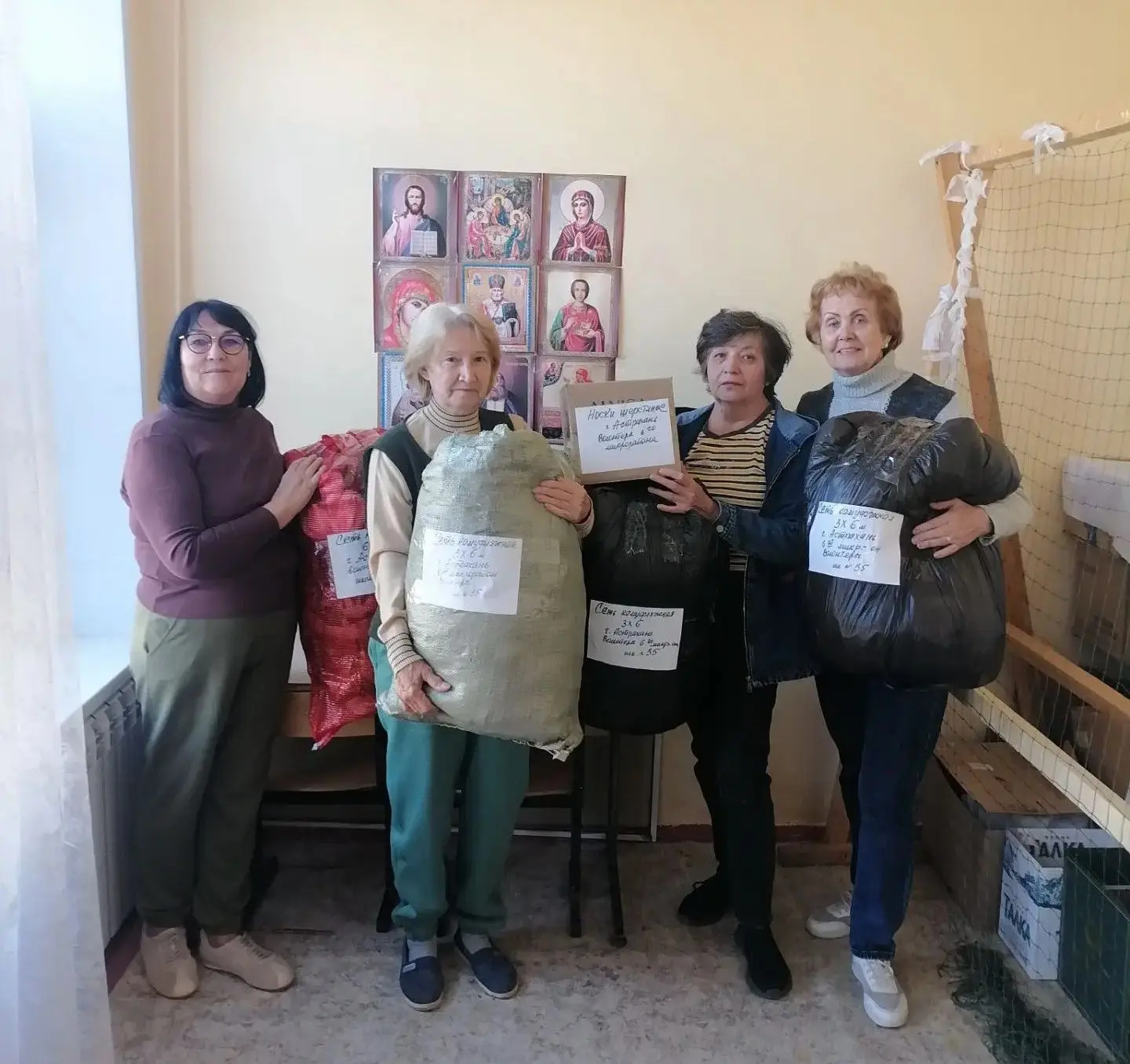 Активисты школы № 35 готовят маскировочные сети для отправки на фронт