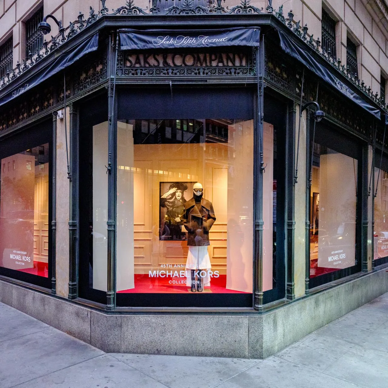 Оформление Michael Kors в универмаге Saks Fifth Avenue, Нью-Йорк 🇺🇸
