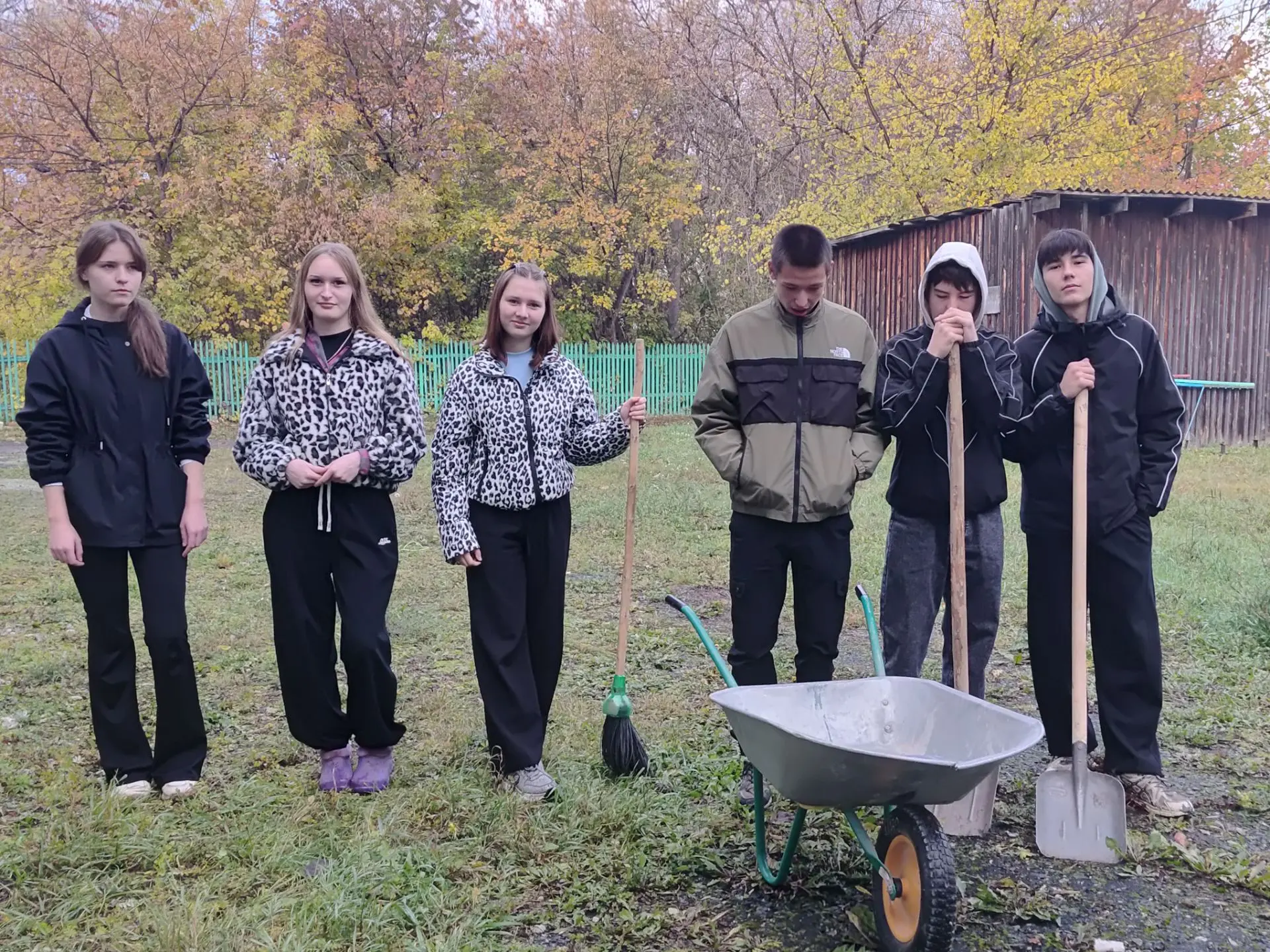 Учащиеся 10 класса на субботнике по уборке территории школы.