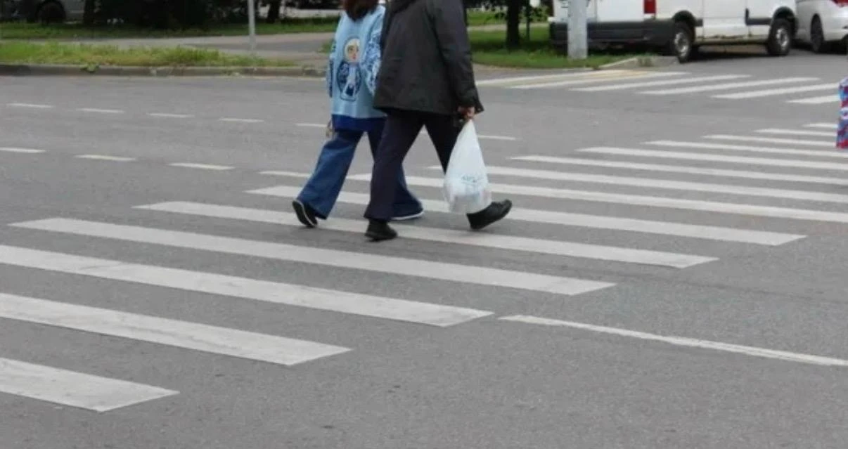 В Южно-Сахалинске 84-летний водитель сбил двоих детей на переходе. Авария произошла веч...