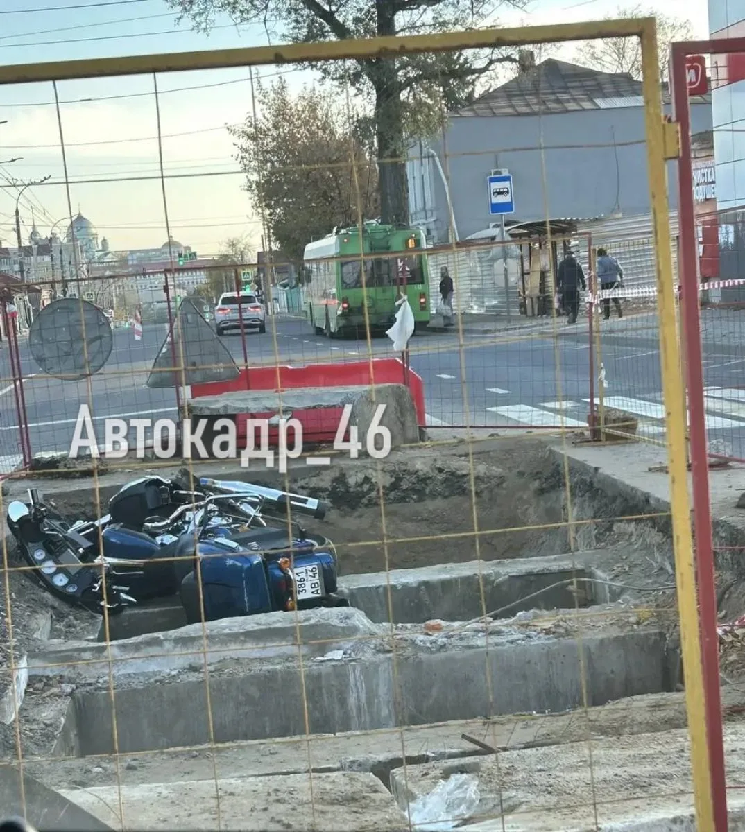 В Курске мотоциклист влетел в разрытие на улице Красной Армии