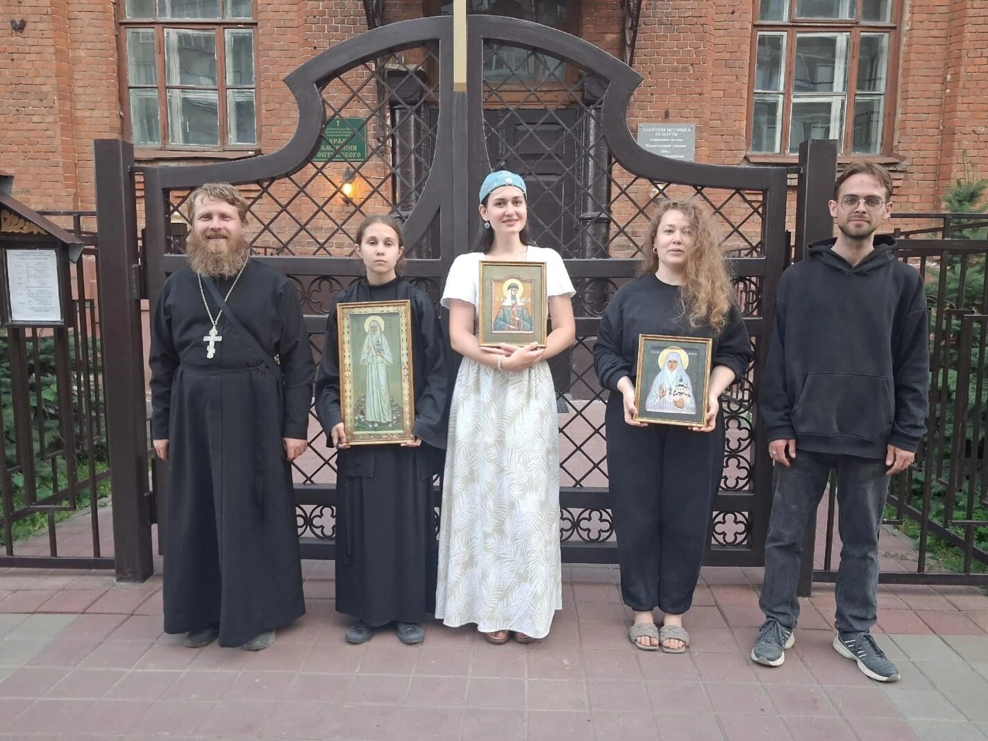 В одном из помещений Амвросиевского храма на улице Сергеева-Ценского сейчас тихо, но эт...