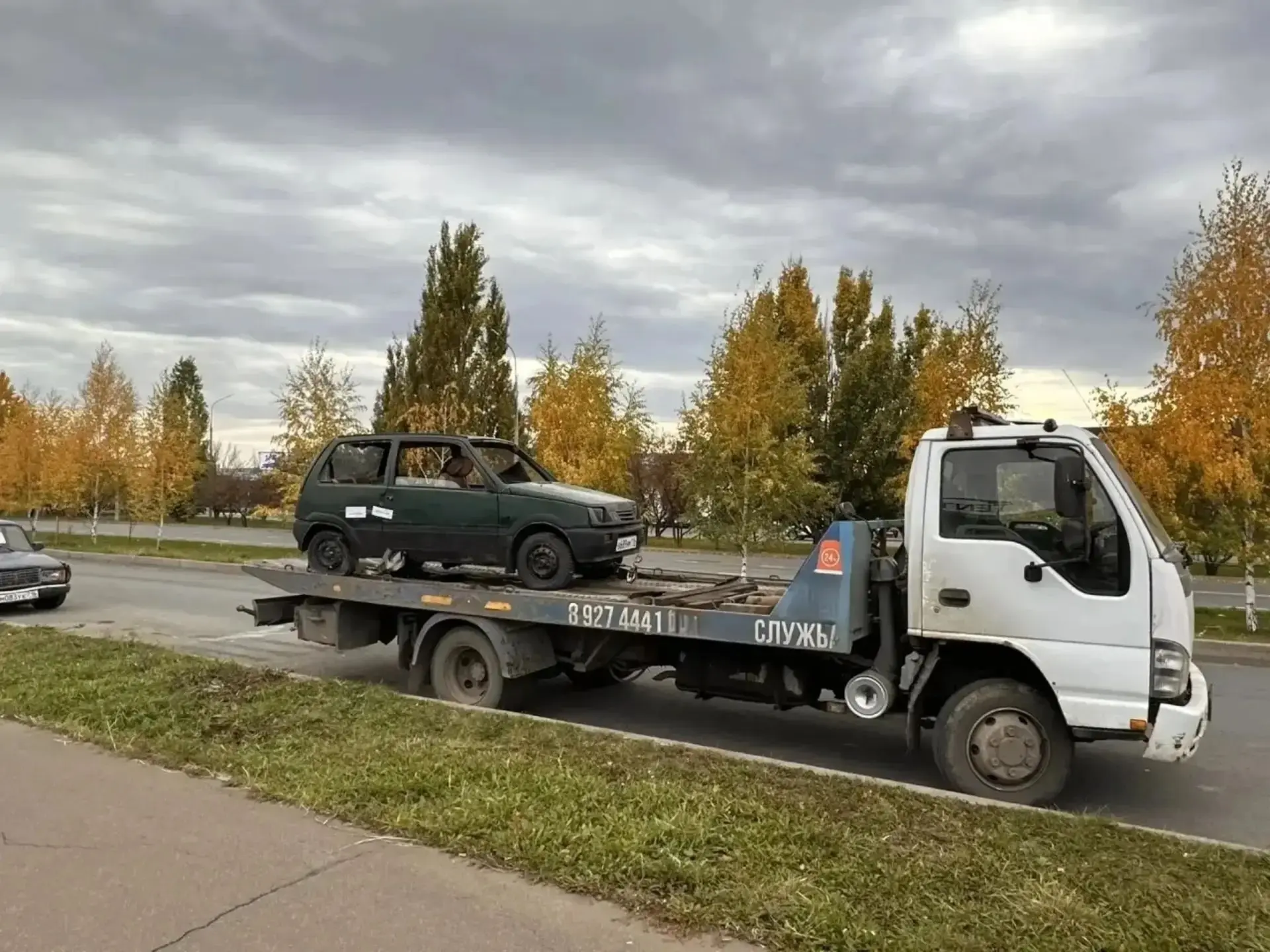 Глава Центрального района рассказал, кто помогает очищать территорию от автохлама