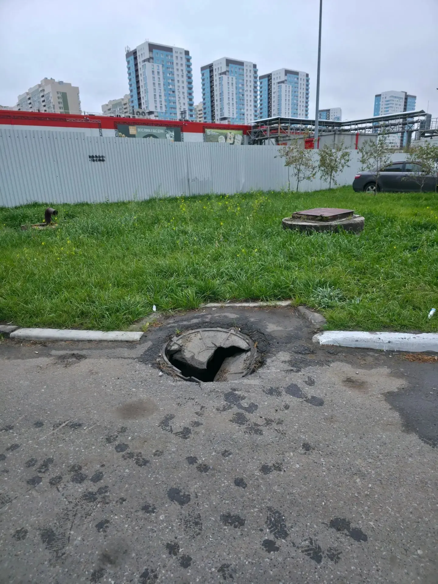 Открыт люк на пешеходной зоне напротив Перелета, 19 вблизи полицейского опорного пункта...