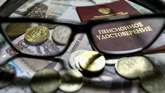Пенсии в 2027 году повысят дважды