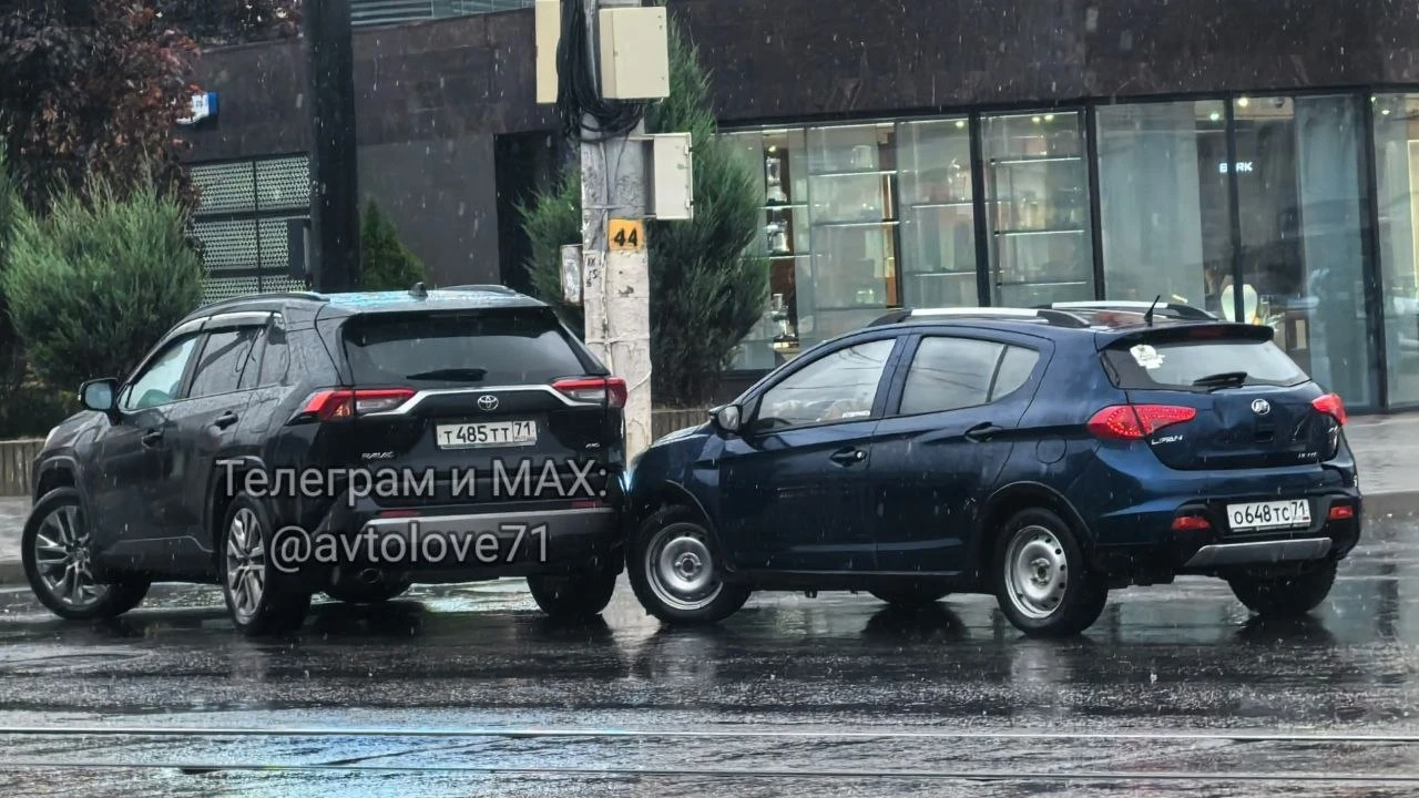 🚗Стоят, на перекрестке ул. Советской и Красноармейского проспекта, мокнут под дождем.