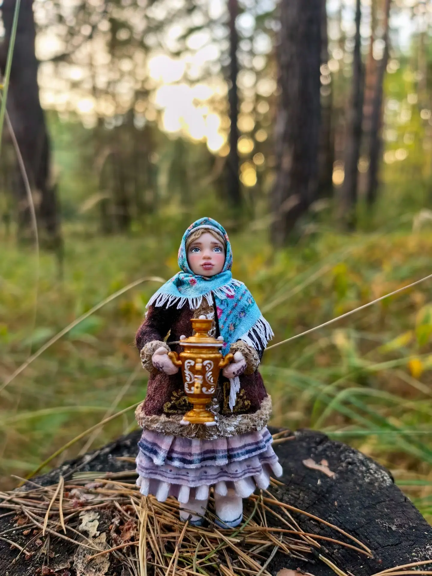 🌲 Тишина леса. Мягкий свет. И Машенька с самоваром — как кусочек сказки посреди реальн...