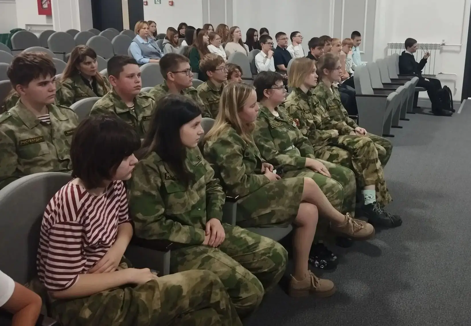 Обучающиеся 8а и 8б классов стали участниками познавательной программы "День воинской с...