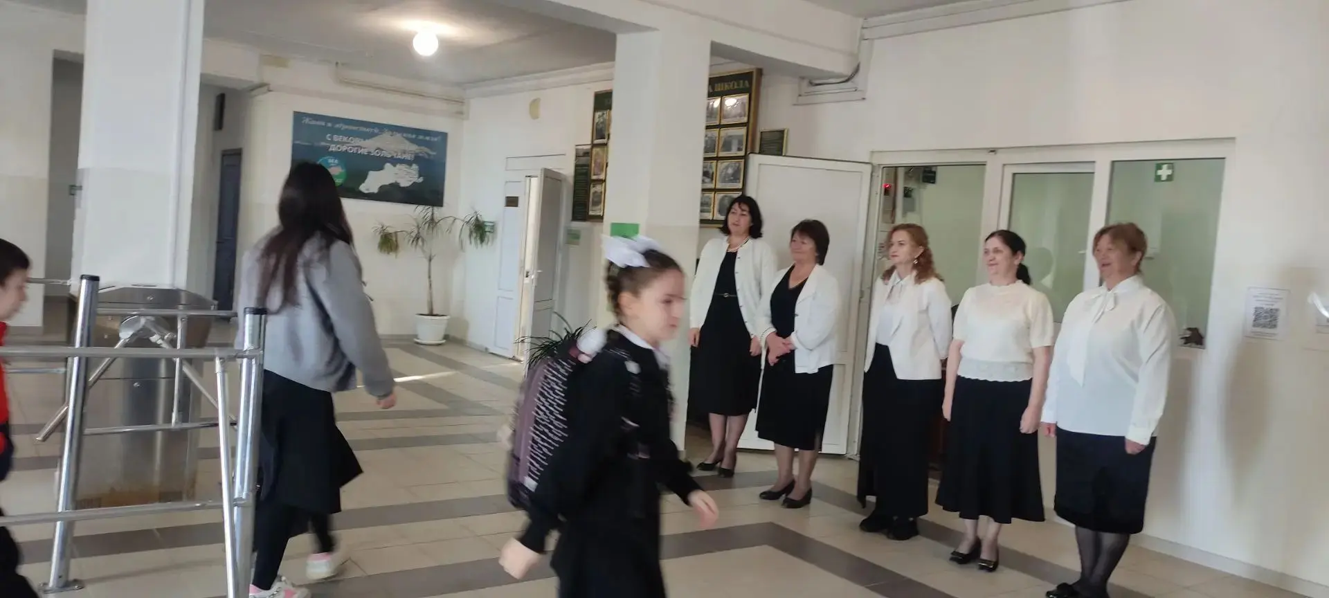 Утро нового дня начинается с традиционной встречи детей Администрацией школы и педагогами.