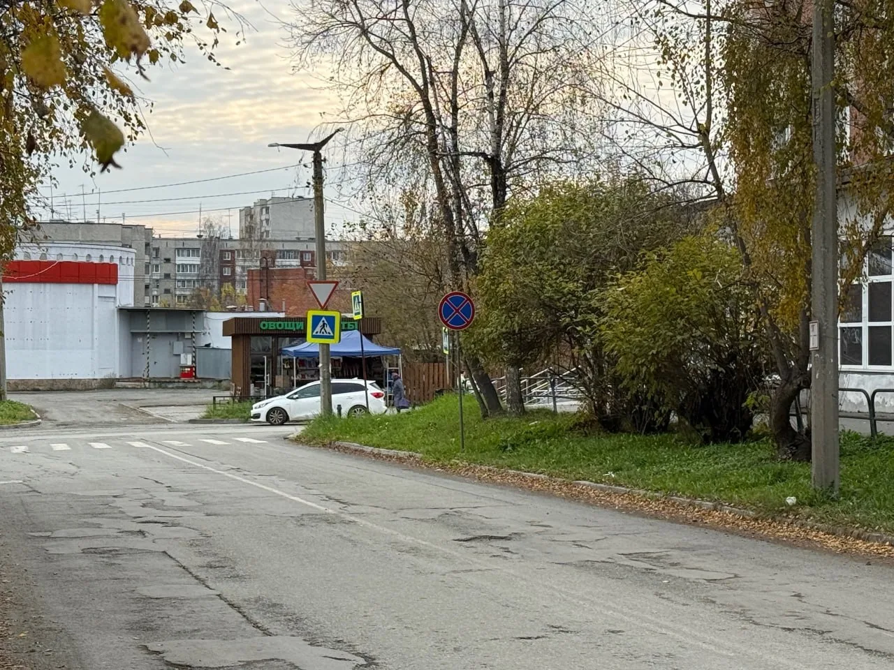 Знак запрета остановки перенесли