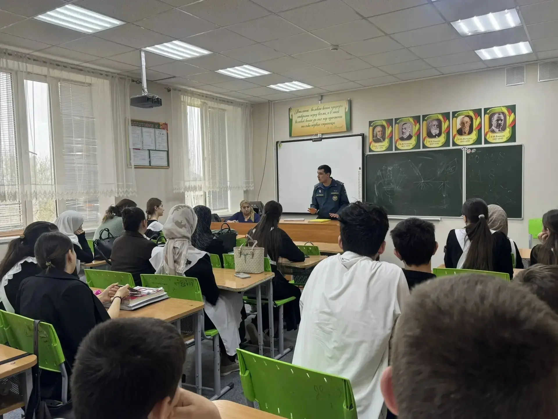 ✔️Нашу школу посетил Инспектор ОНД и ПР №1 по г. Махачкала УНД и ПР ГУ МЧС России по Ре...