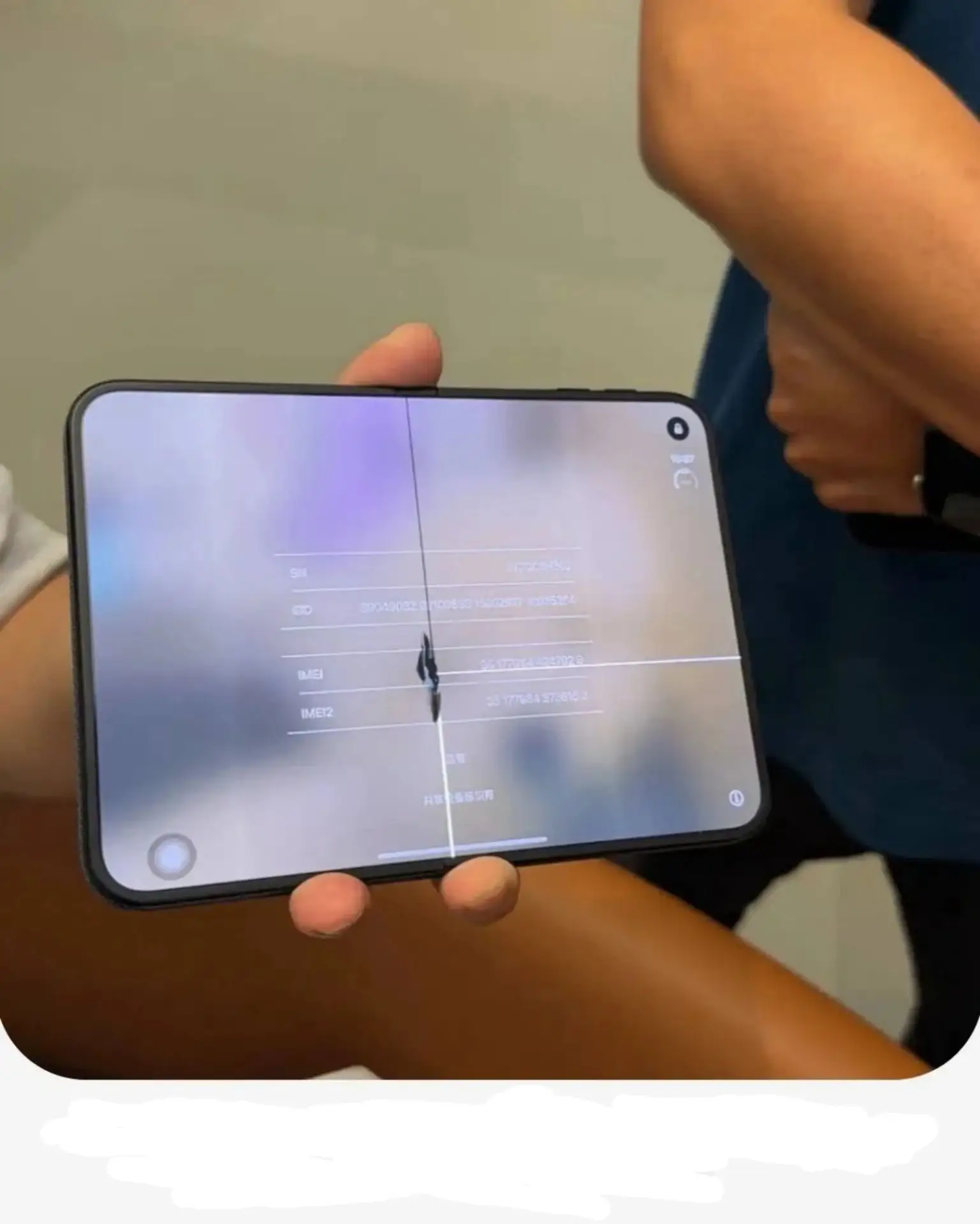 Пользователи новых iPhone Duo жалуются на трещины посреди экрана.
