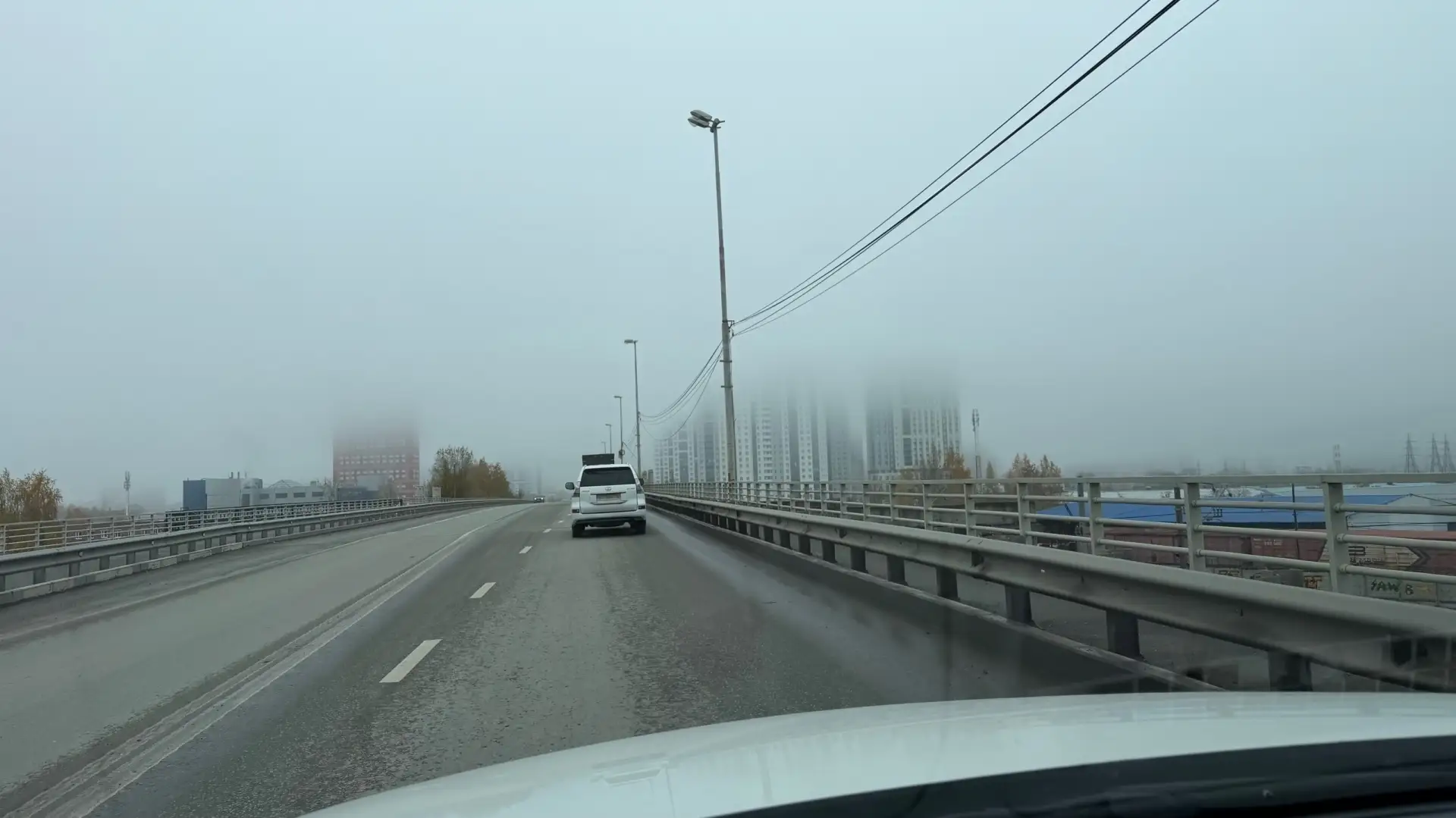 🌫️Сегодня город окутан тайной: туман растворил половину зданий