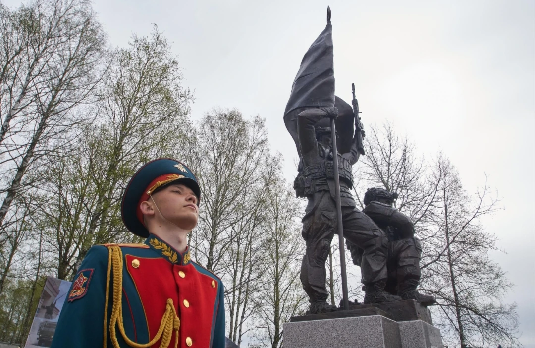 Как выглядят памятники бойцам СВО в других городах?
