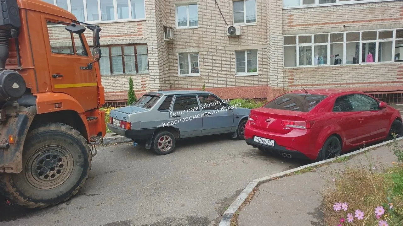 🏗️ Припаркованные во дворе автомобили мешают работать коммунальщикам