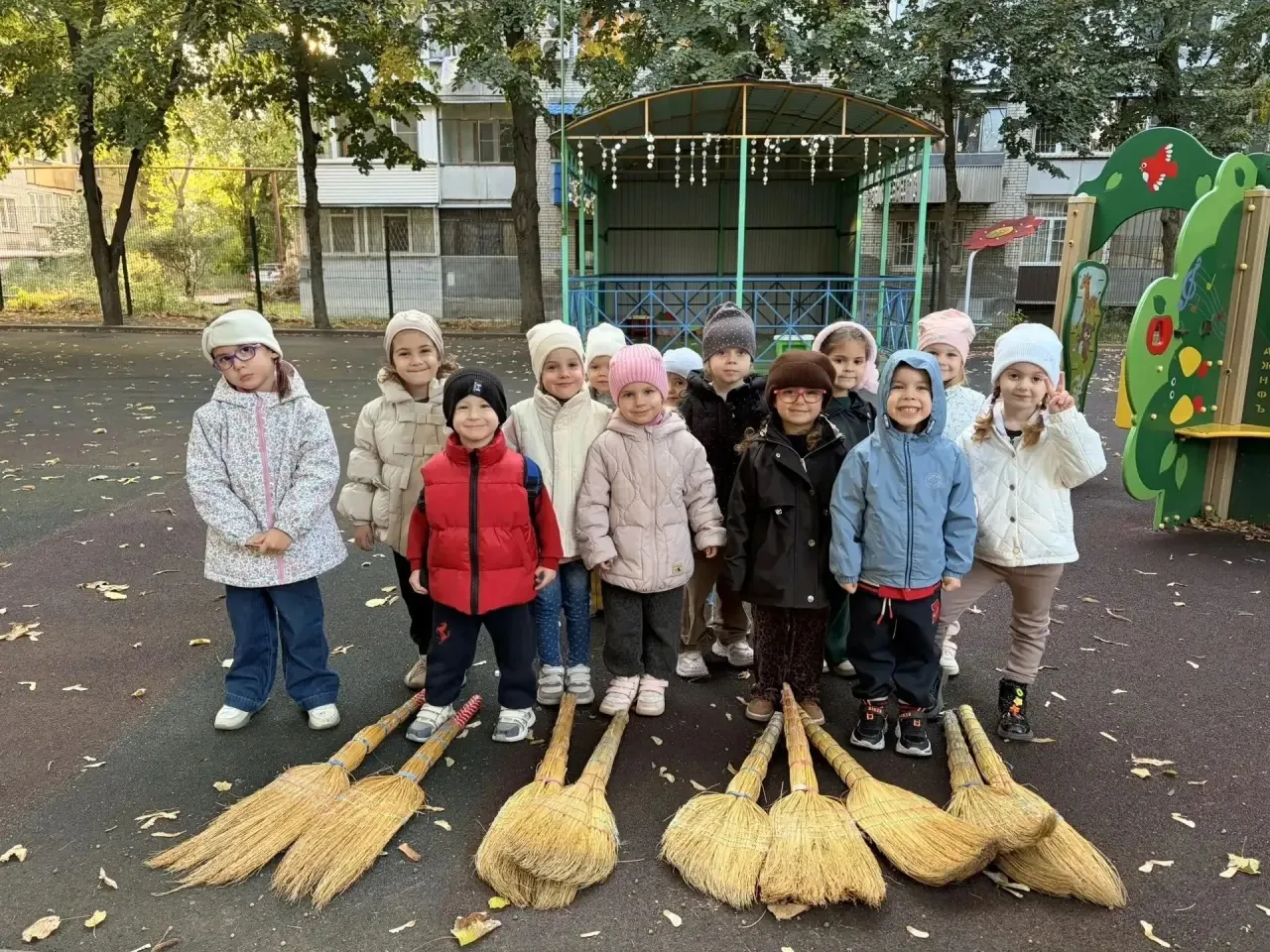 🌈В дошкольном отделении в средней группе «Радуга» прошёл осенний трудовой день. Воспит...
