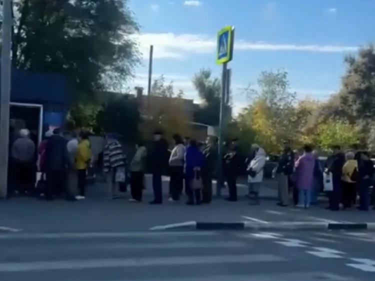 Десятки жителей Волжского выстроились очереди из-за замены транспортных карт