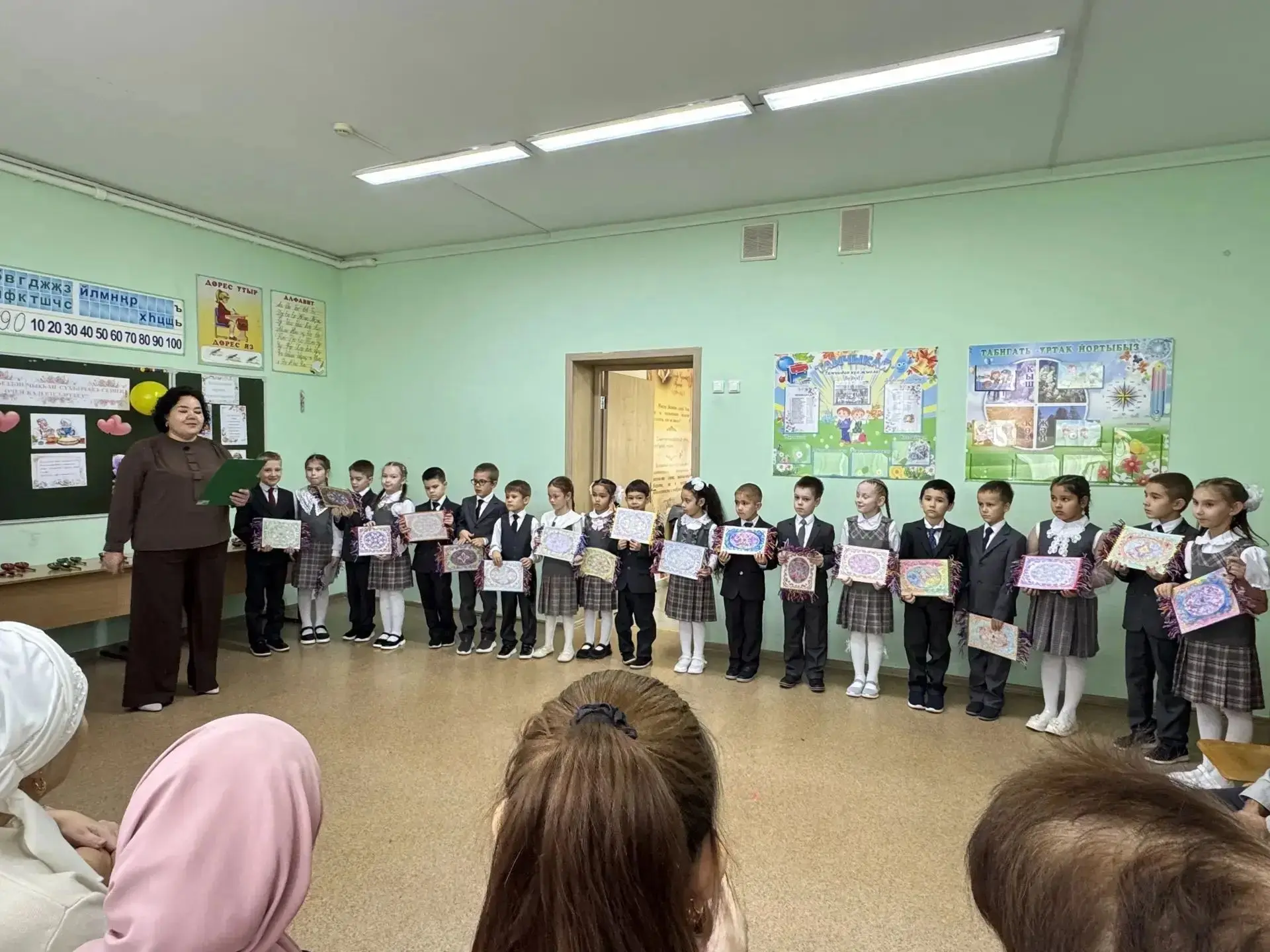 1Б сыйныф укучылары өлкәннәр көненә багышланган " Йөрәктән чыккан җылы сүзләребез- сезн...