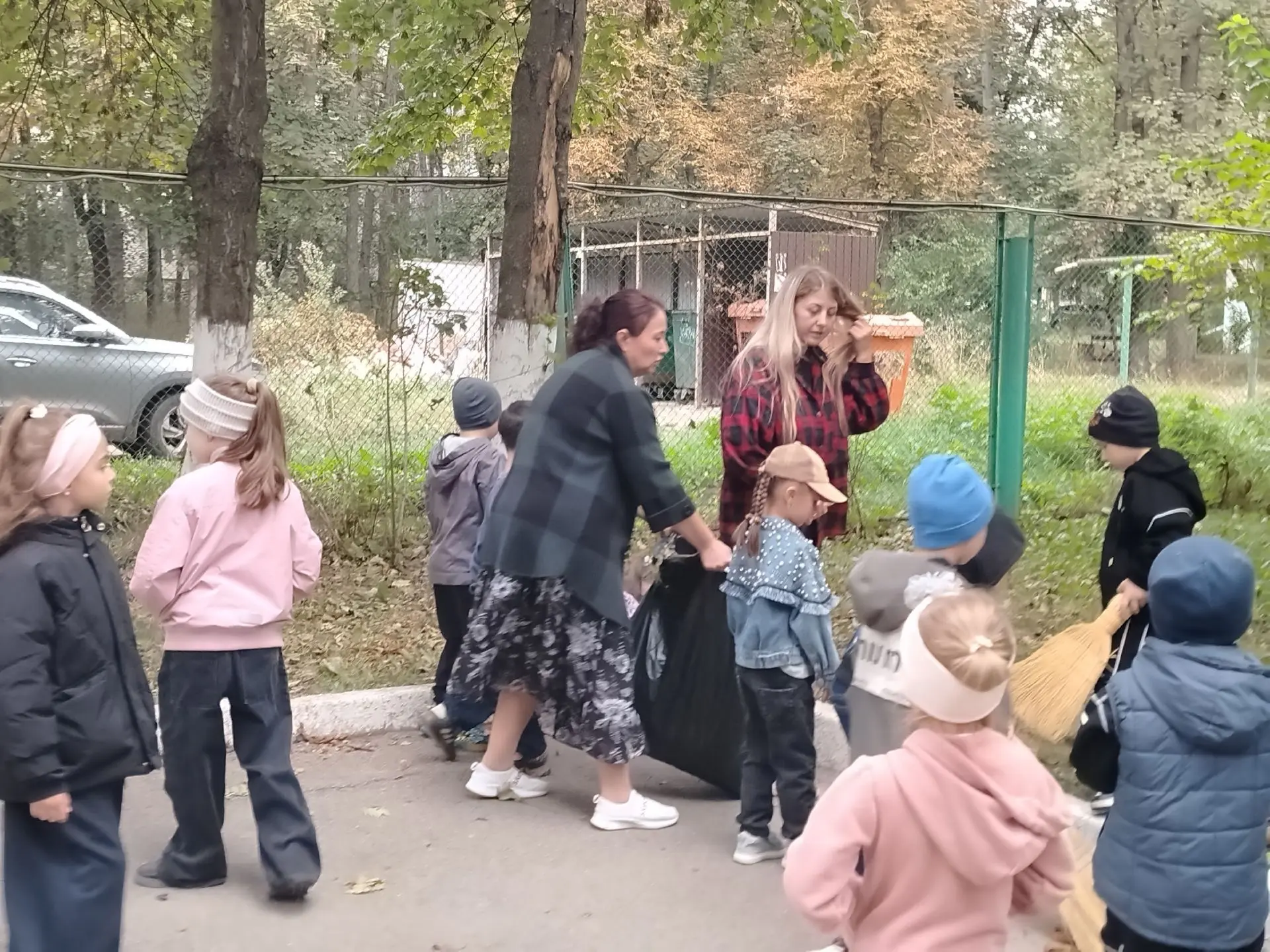 Золотая осень щедро засыпала территорию детского сада разноцветной листвой, а сильный в...