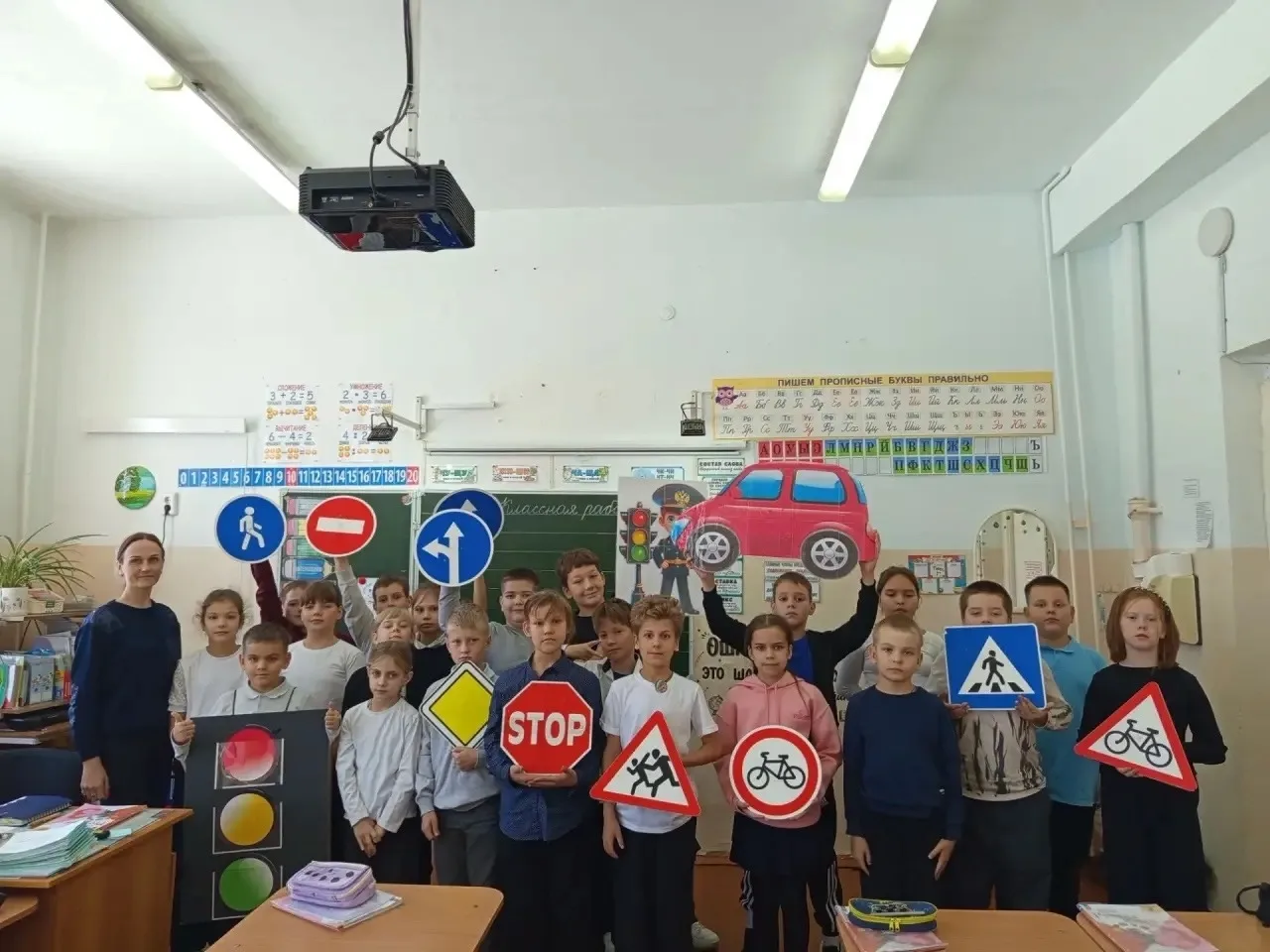 🚦 Инспектор ГИБДД и руководитель кружка ЮИД «Зелёный свет» провели беседу с учениками ...