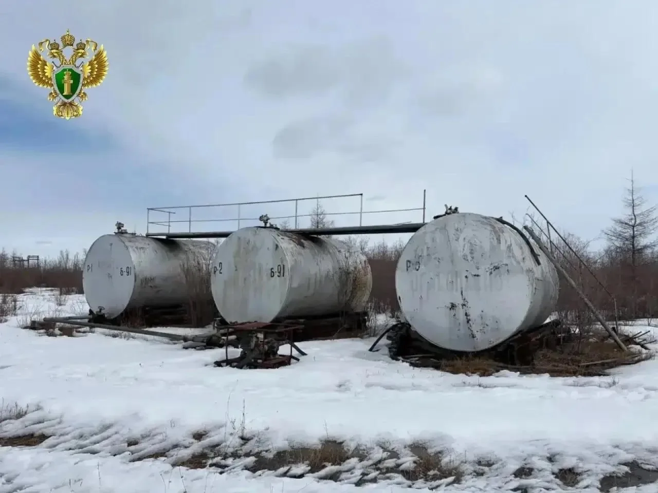 Житель Оймякона шесть лет сливал авиатопливо с площадки.