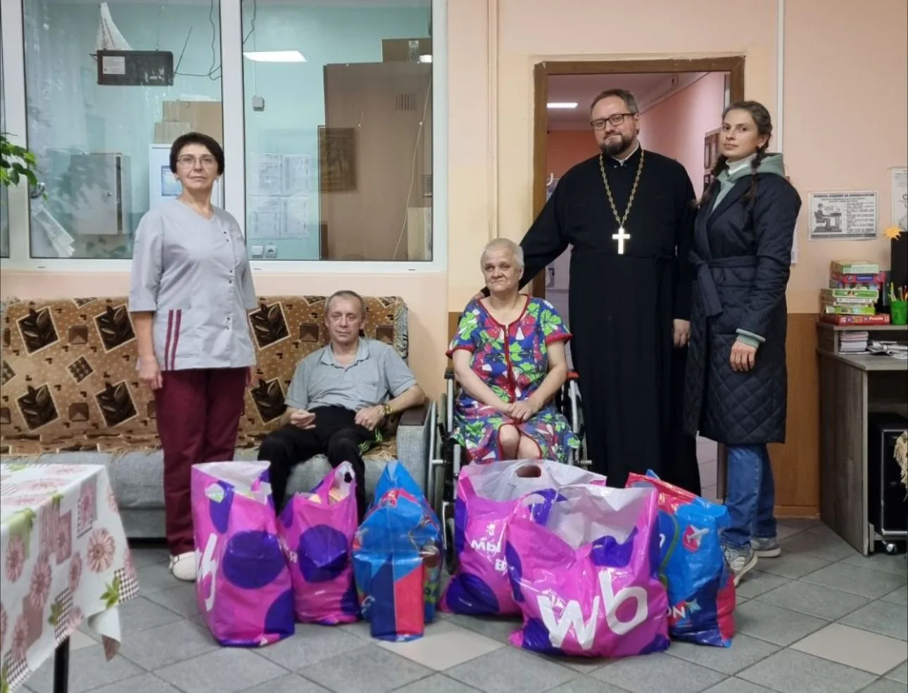 Ко Дню пожилого человека передали нашему дому престарелых "Уют" гору всяких вкусностей ...