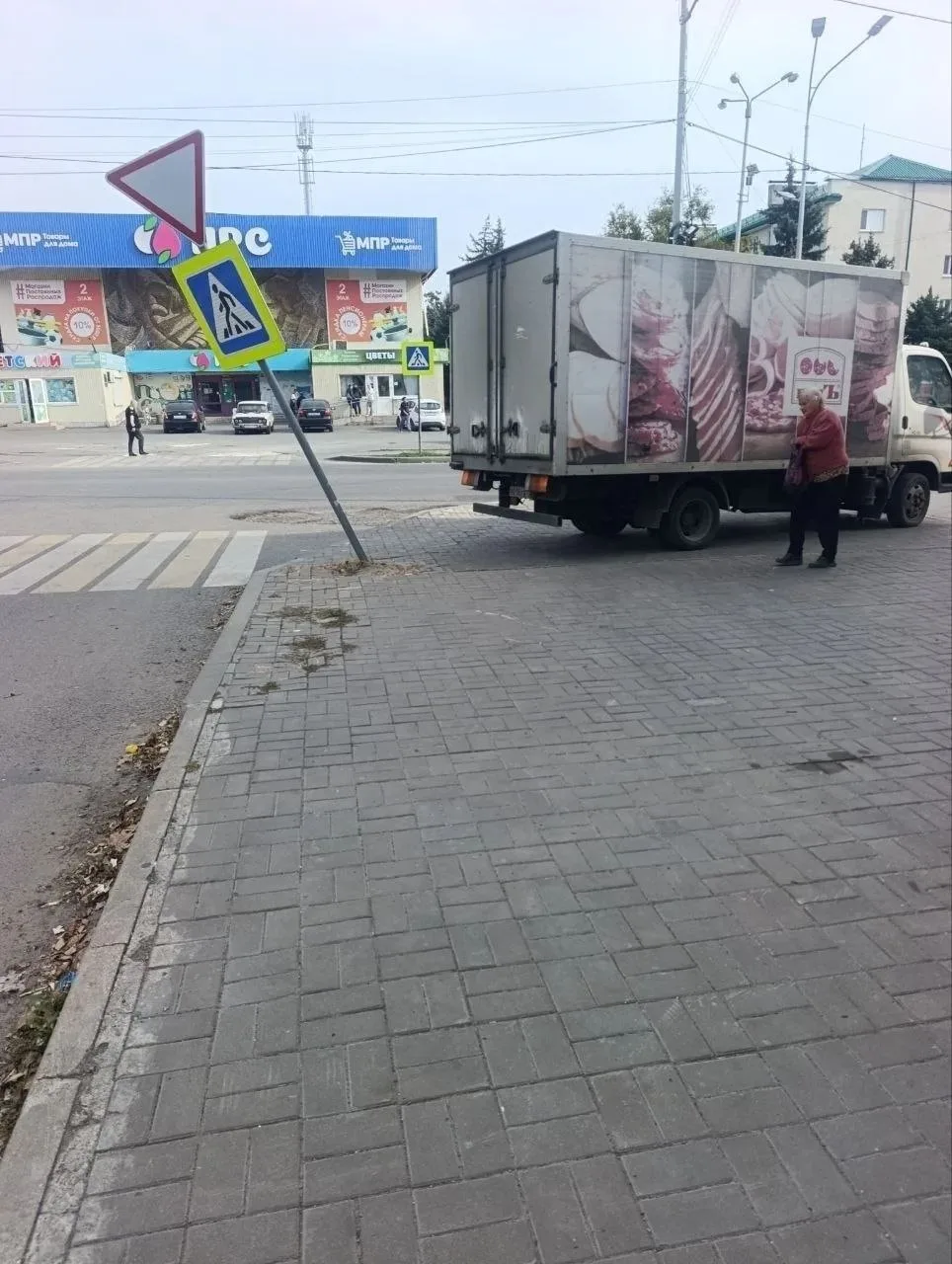 На перекрёстке повалили столб