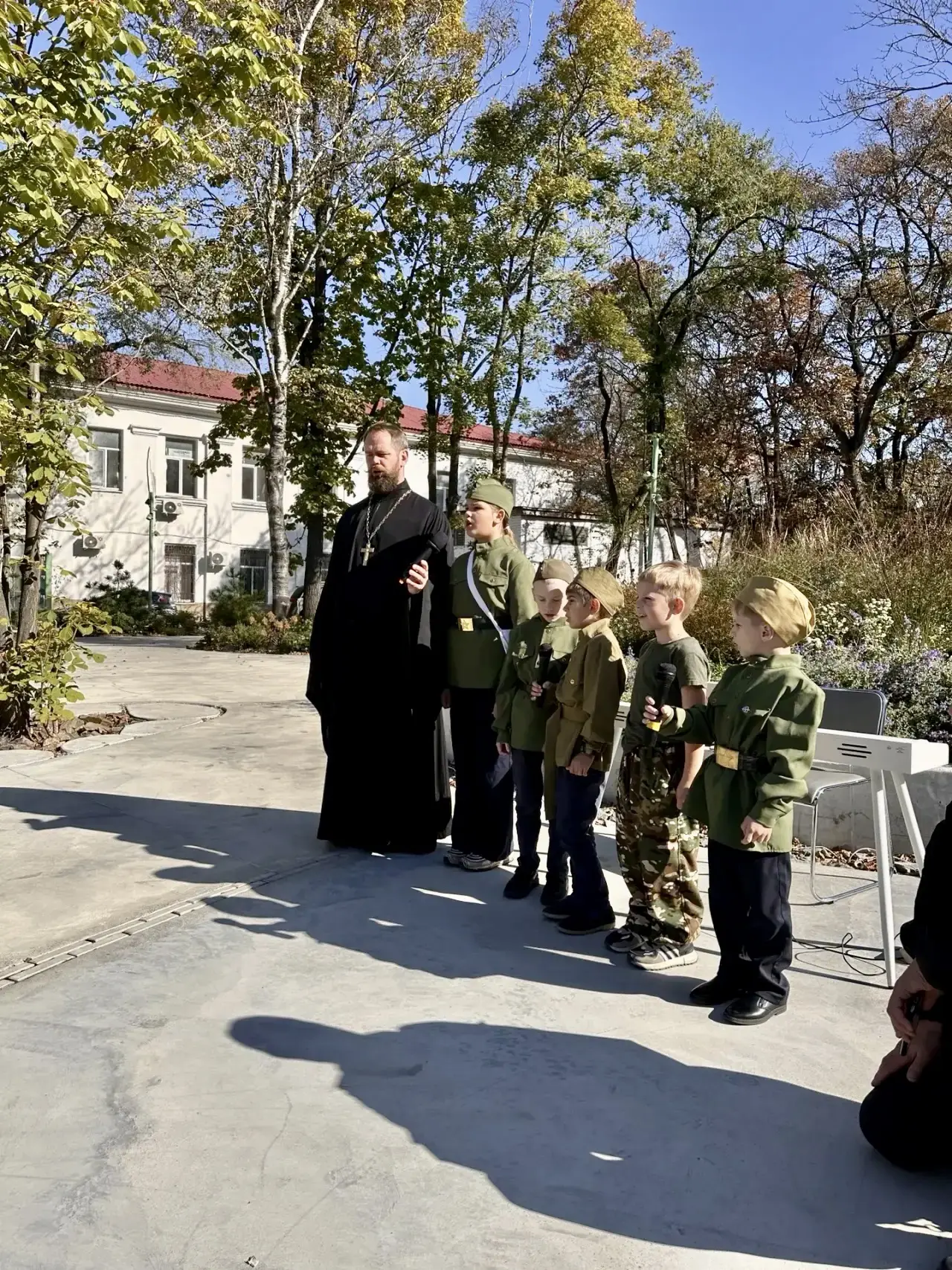 Иерей Даниил Есаков и юные артисты поддержали проходящих лечение воинов