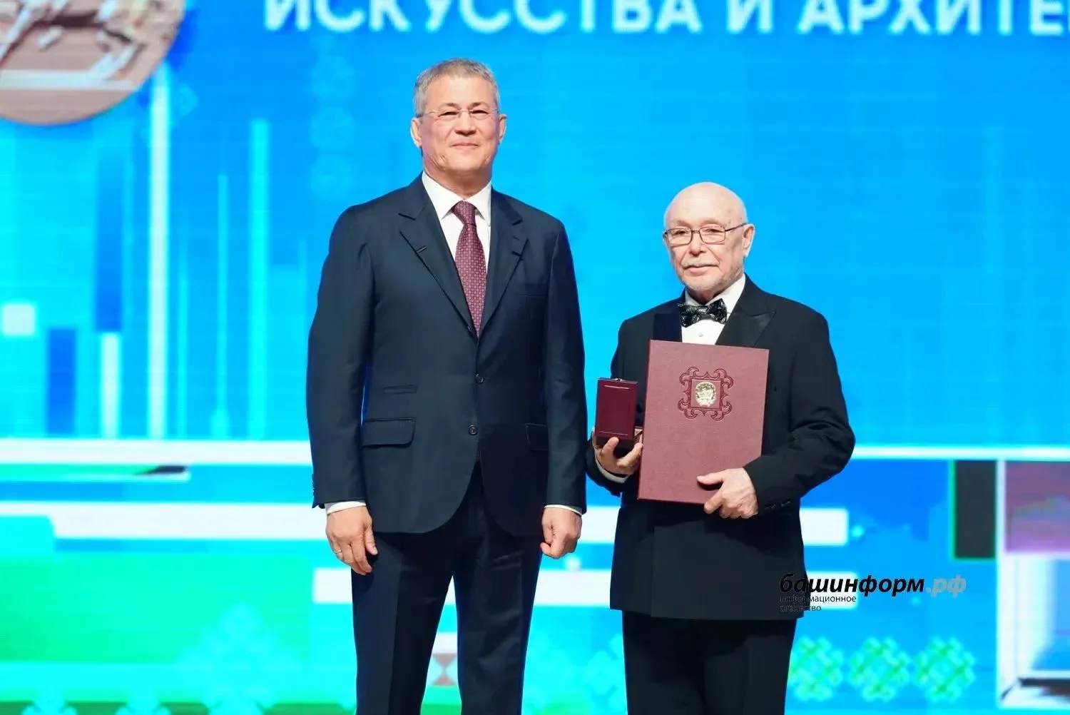 Республика башлығы Салауат Юлаев премияһы лауреаттарын бүләкләне.