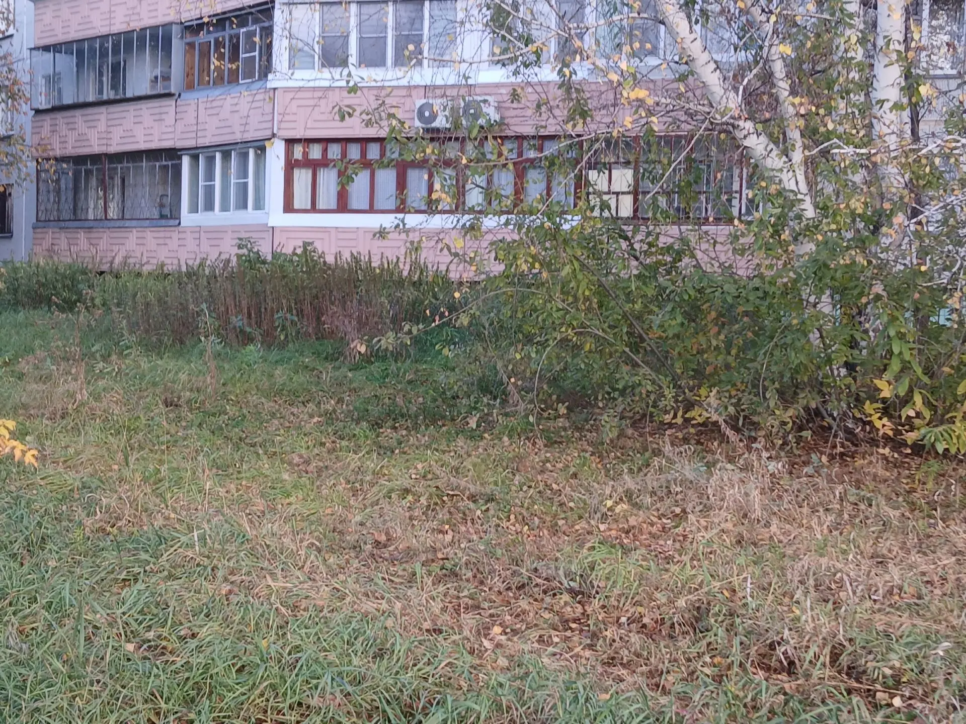 Вот так сейчас выглядит обстановка во дворах домов 32, 34, 36 и 38 на улице Дзержинског...
