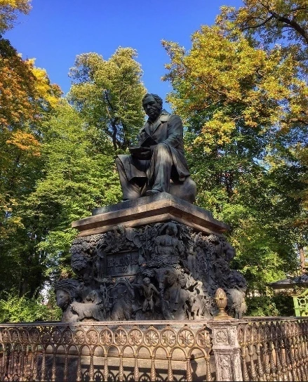 Крылов среди аллей Летнего сада 🦅