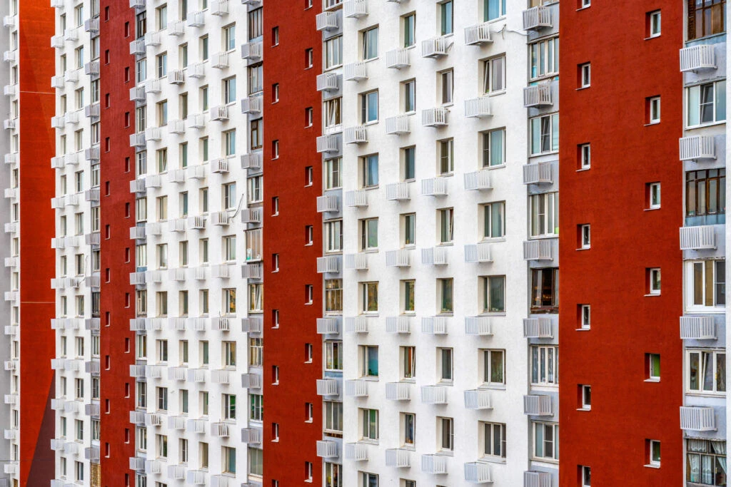 Более 550 фасадов жилых домов обновлены в Москве с начала года