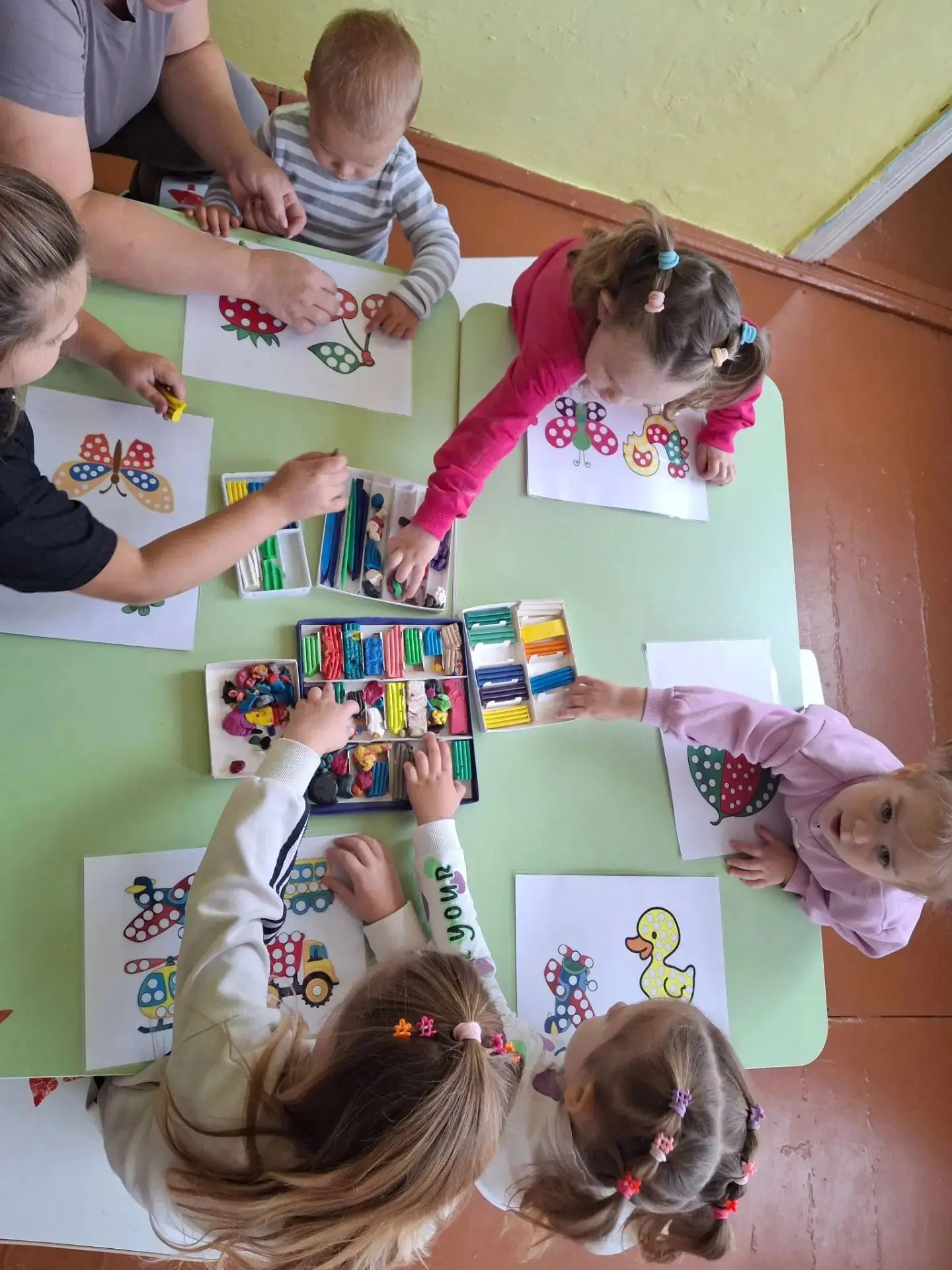 Наши пальчики сегодня потрудились на славу! На занятии «Пластилиновые заплатки» ребята ...